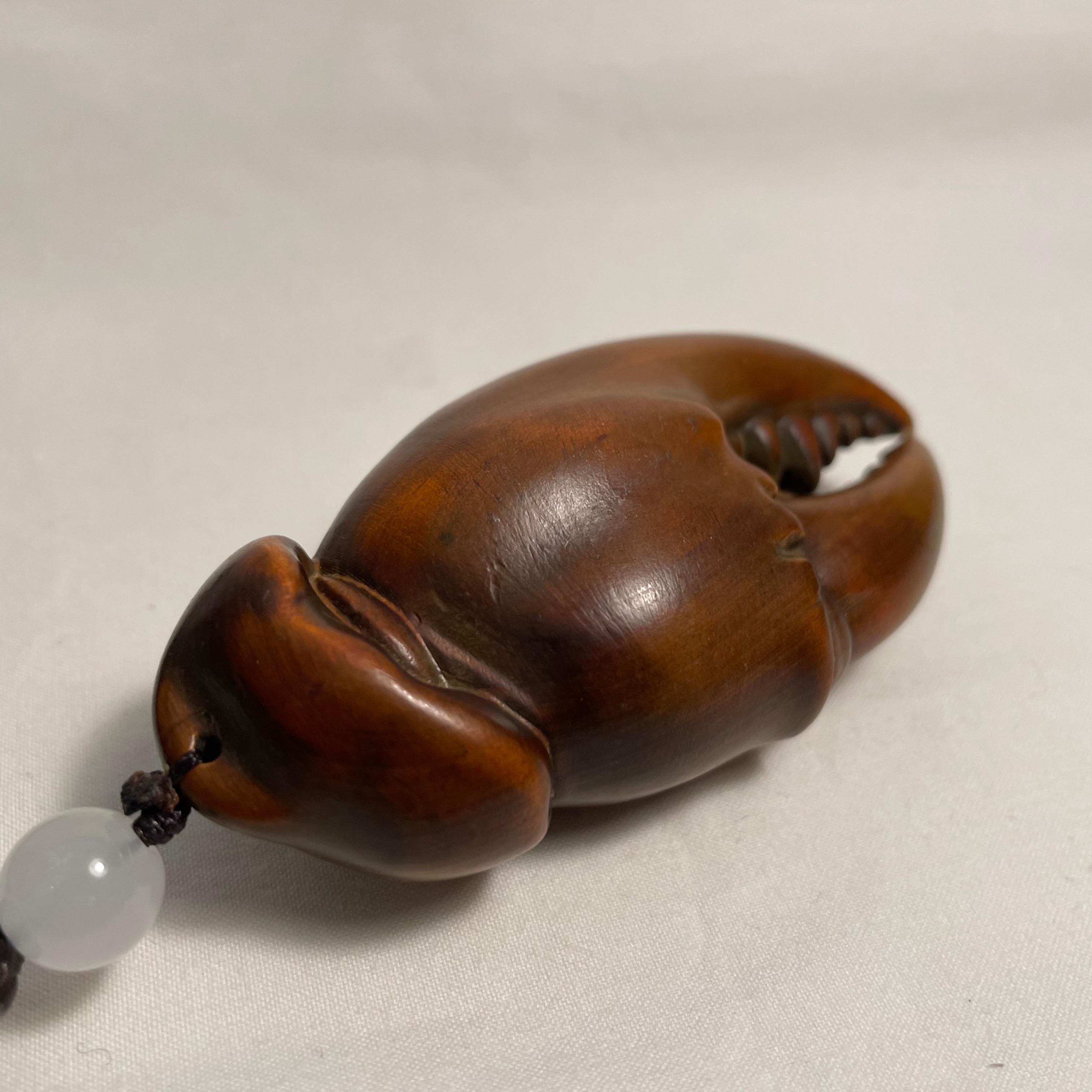 Giapponese Netsuke giapponese in legno 'Artiglio di granchio' anni '70, epoca Showa in vendita
