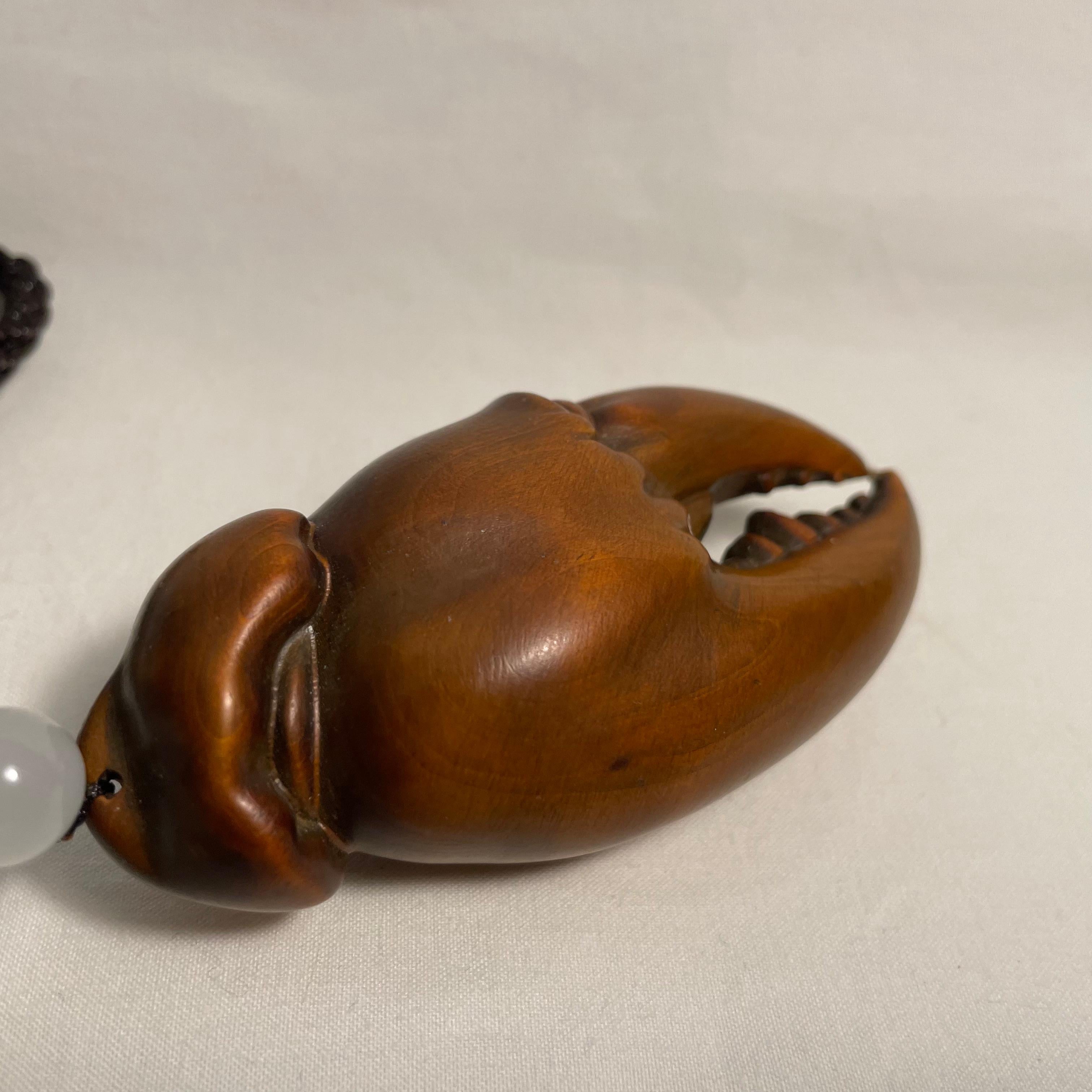 Intagliato a mano Netsuke giapponese in legno 'Artiglio di granchio' anni '70, epoca Showa in vendita