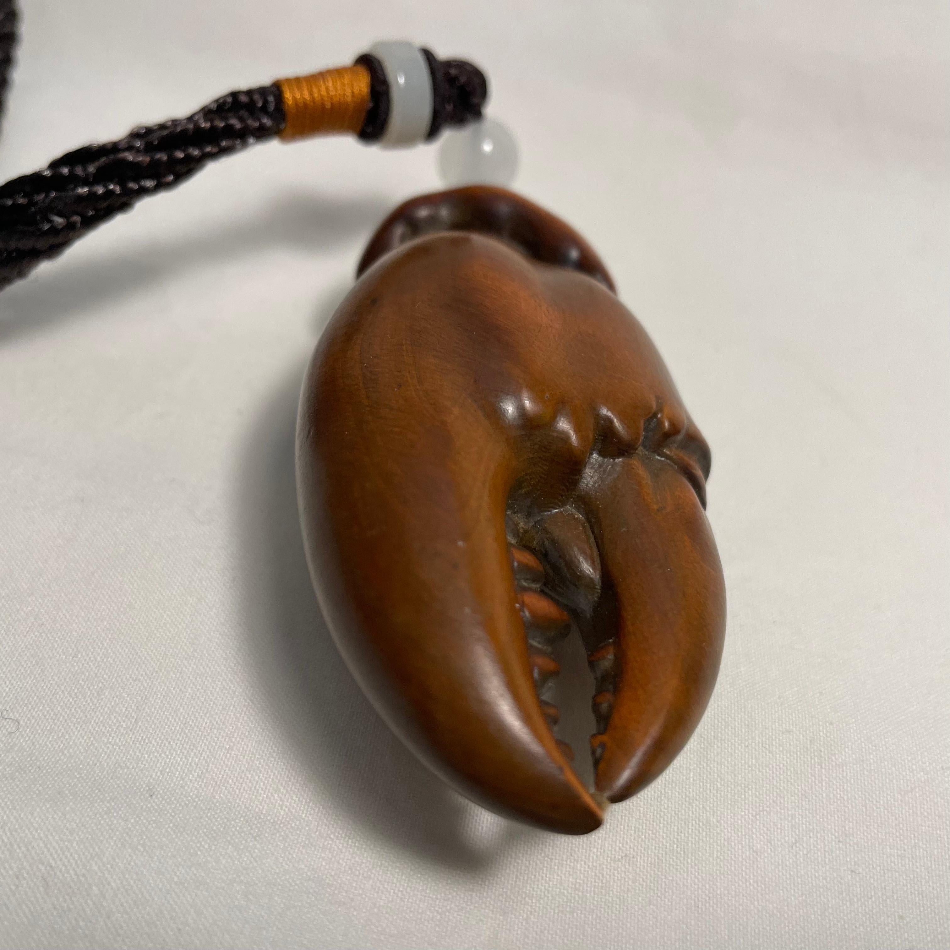 Netsuke giapponese in legno 'Artiglio di granchio' anni '70, epoca Showa In condizioni buone in vendita a Paris, FR