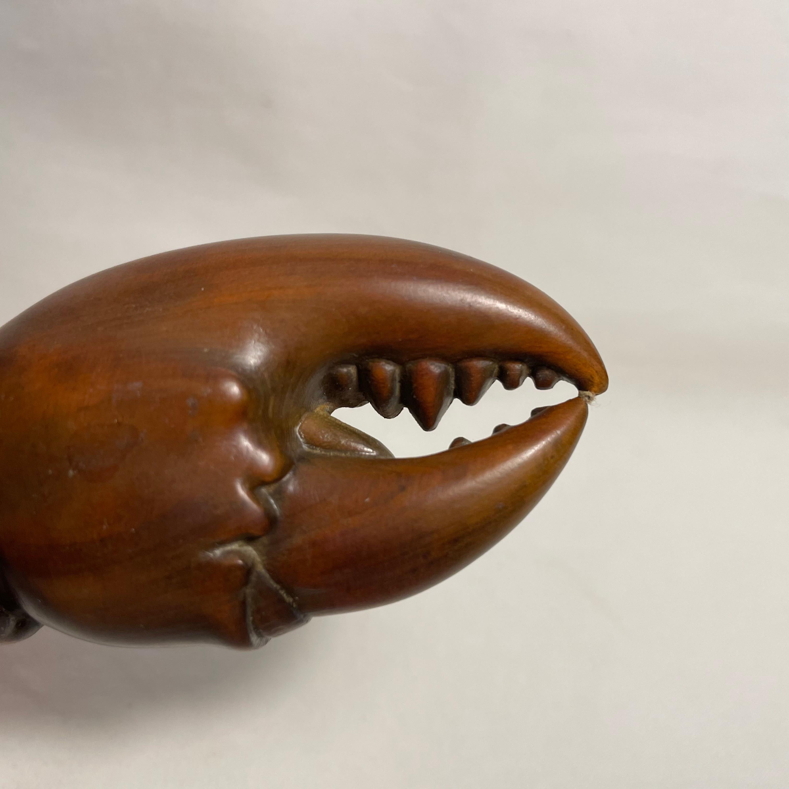 Fine XX secolo Netsuke giapponese in legno 'Artiglio di granchio' anni '70, epoca Showa in vendita