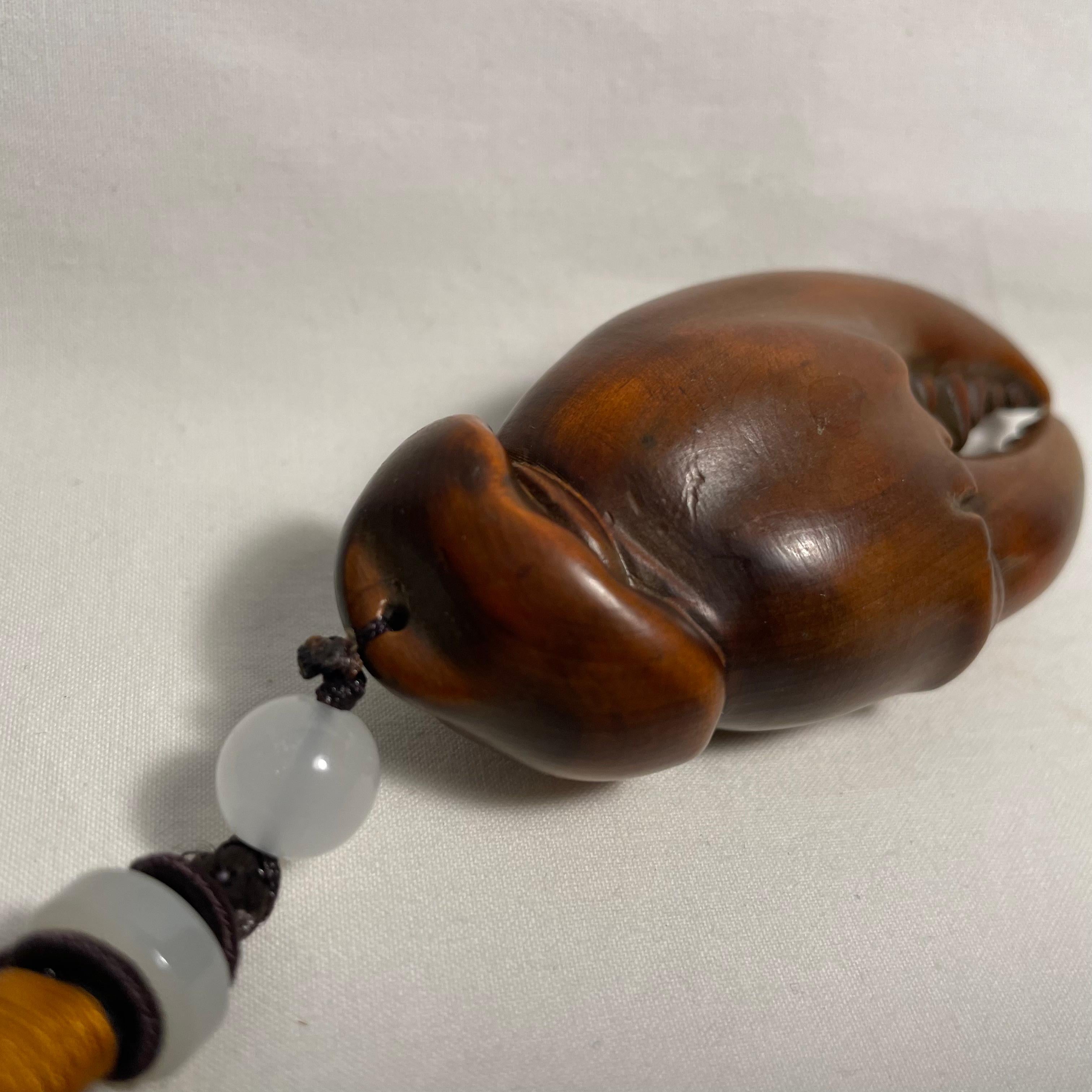 Pietra Netsuke giapponese in legno 'Artiglio di granchio' anni '70, epoca Showa in vendita