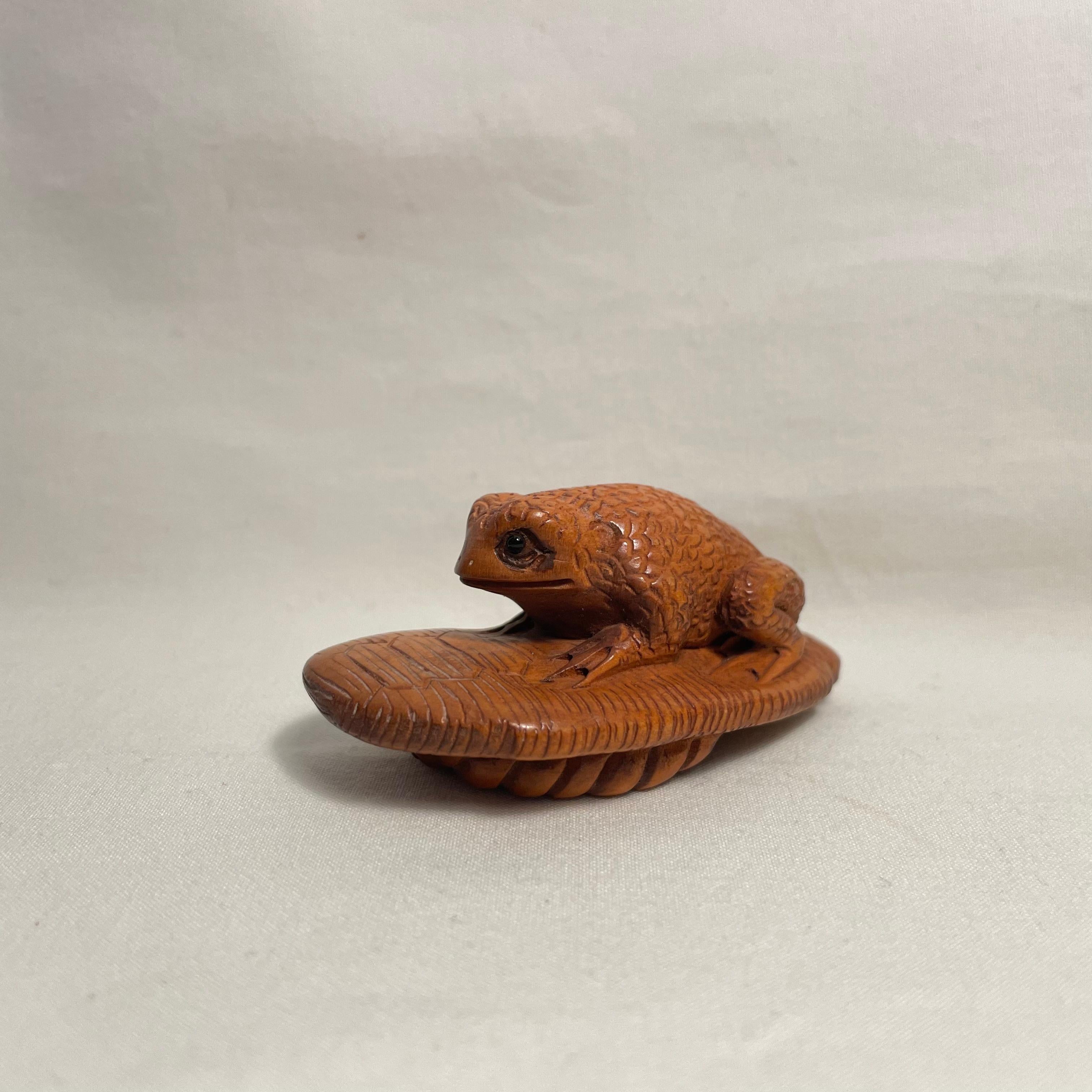 This is an antique wooden netsuke made in Japan around Showa period 1950s.
The signature is written on the back side 'Shoichi'.

Netsuke is a miniature sculpture, originating in 17th century Japan.
Initially a simply-carved button fastener on the