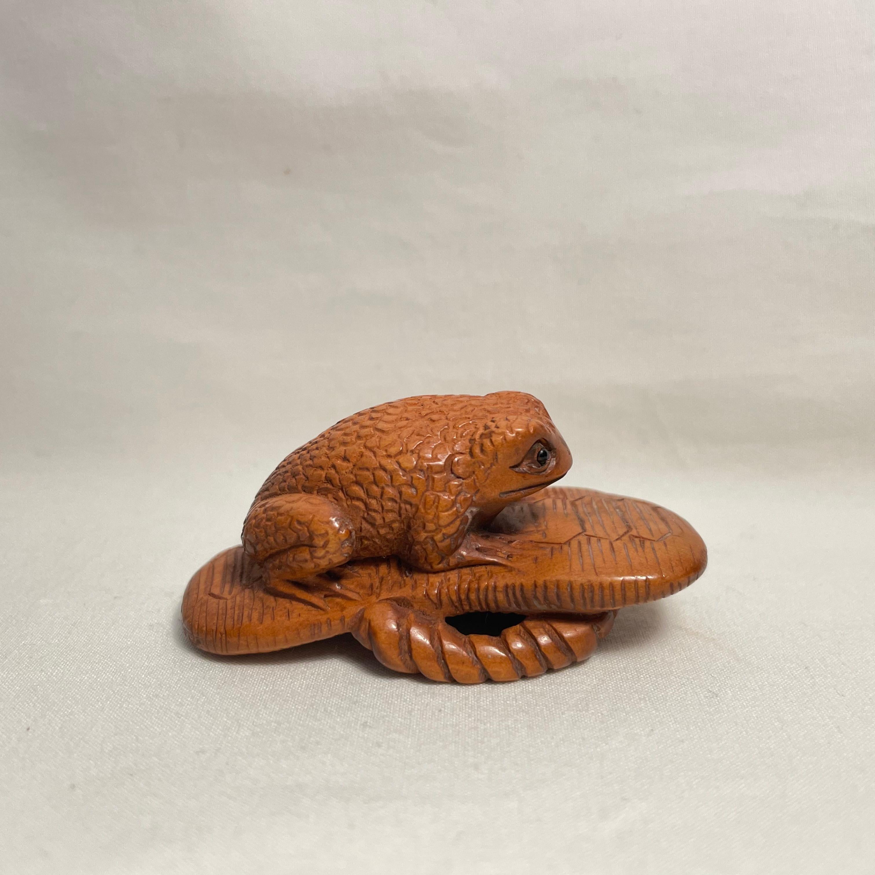 Japanese Wooden Netsuke 'Frog on the Zori sandal' 1950s Showa era 'Shoichi' In Good Condition In Paris, FR