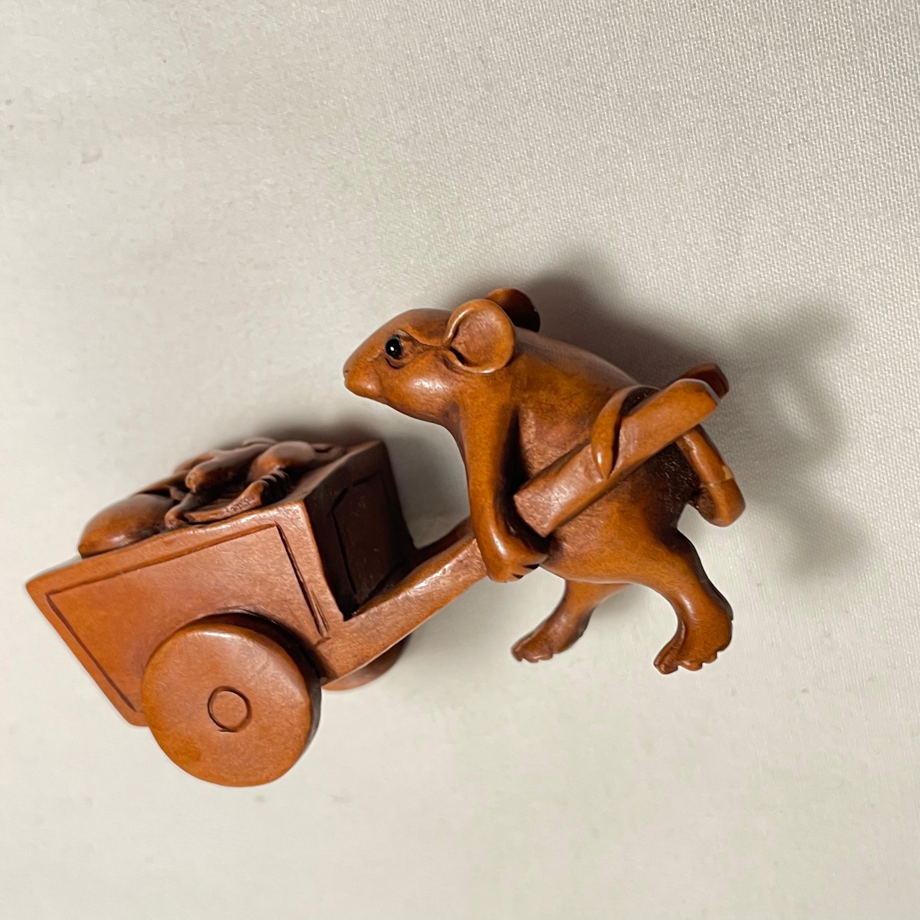 Netsuke giapponese in legno 'Carrello con topo e mano' 1960 'Masaoka' in vendita 2