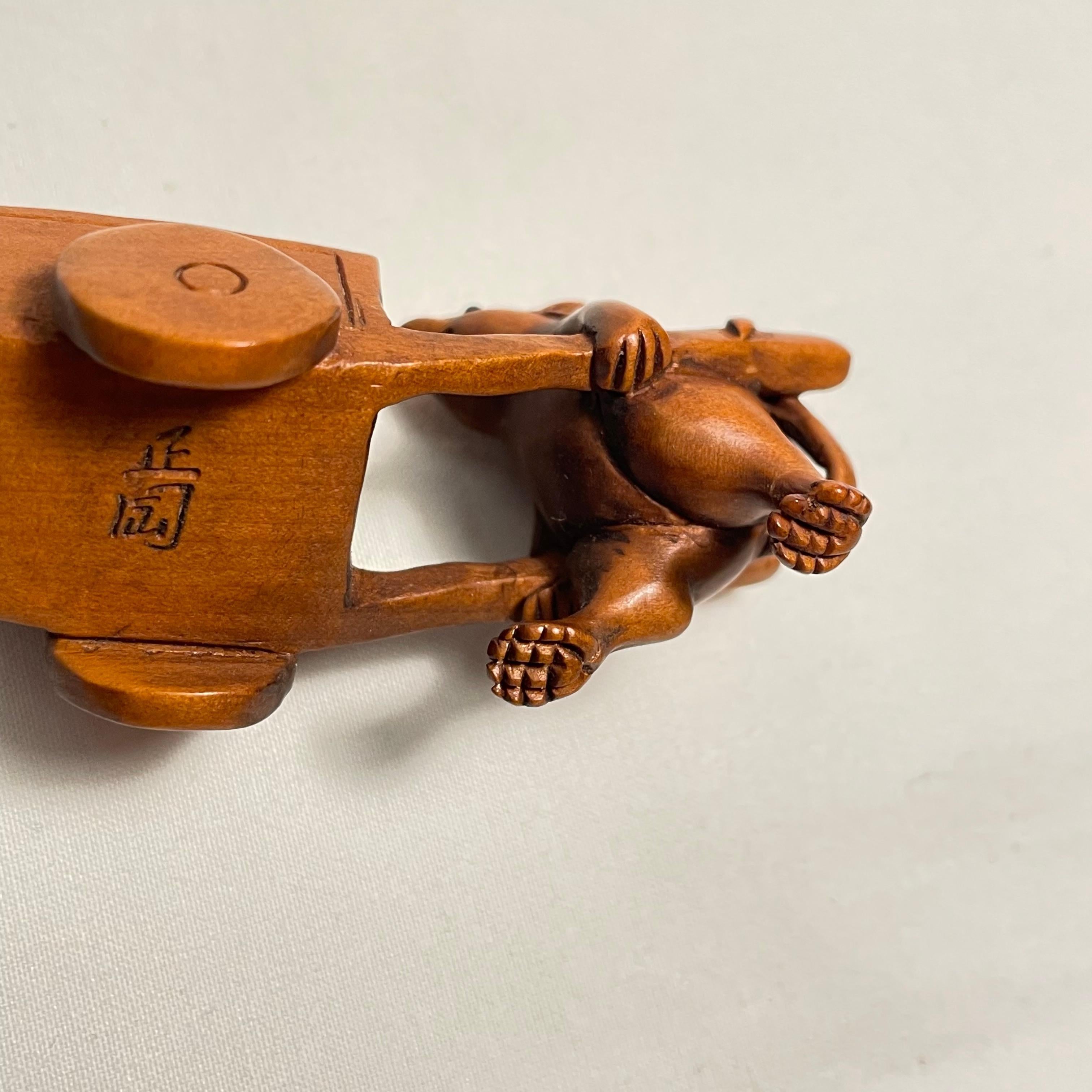 Netsuke giapponese in legno 'Carrello con topo e mano' 1960 'Masaoka' in vendita 3