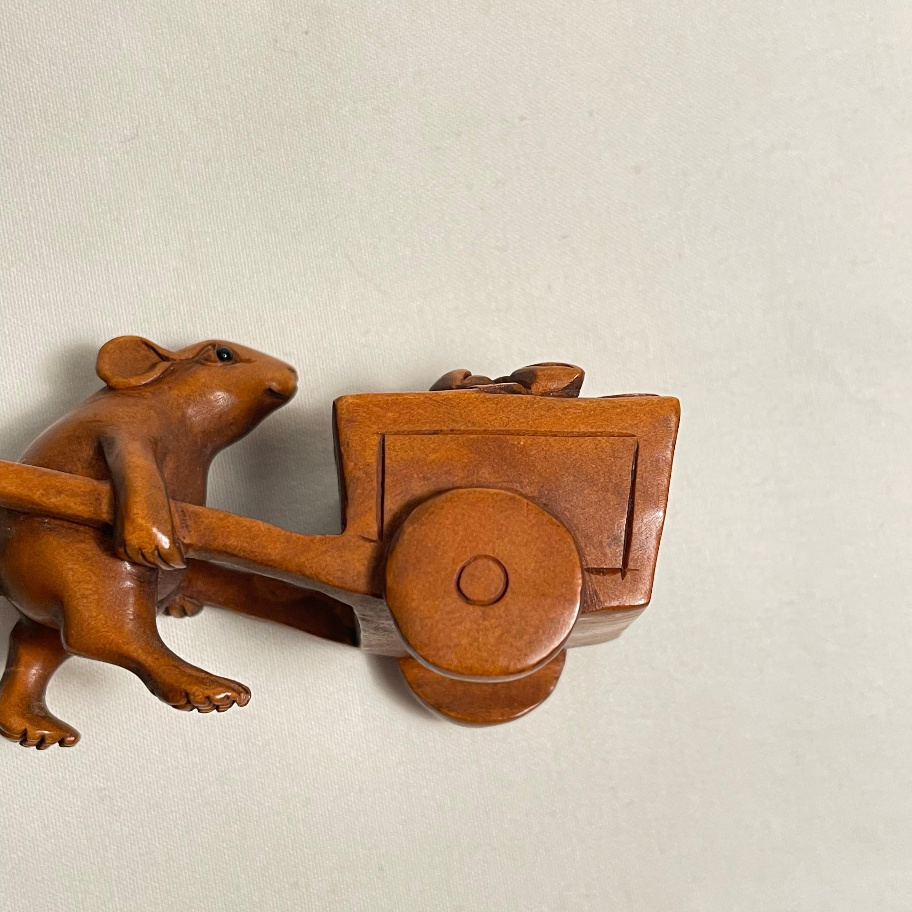 Netsuke giapponese in legno 'Carrello con topo e mano' 1960 'Masaoka' in vendita 4