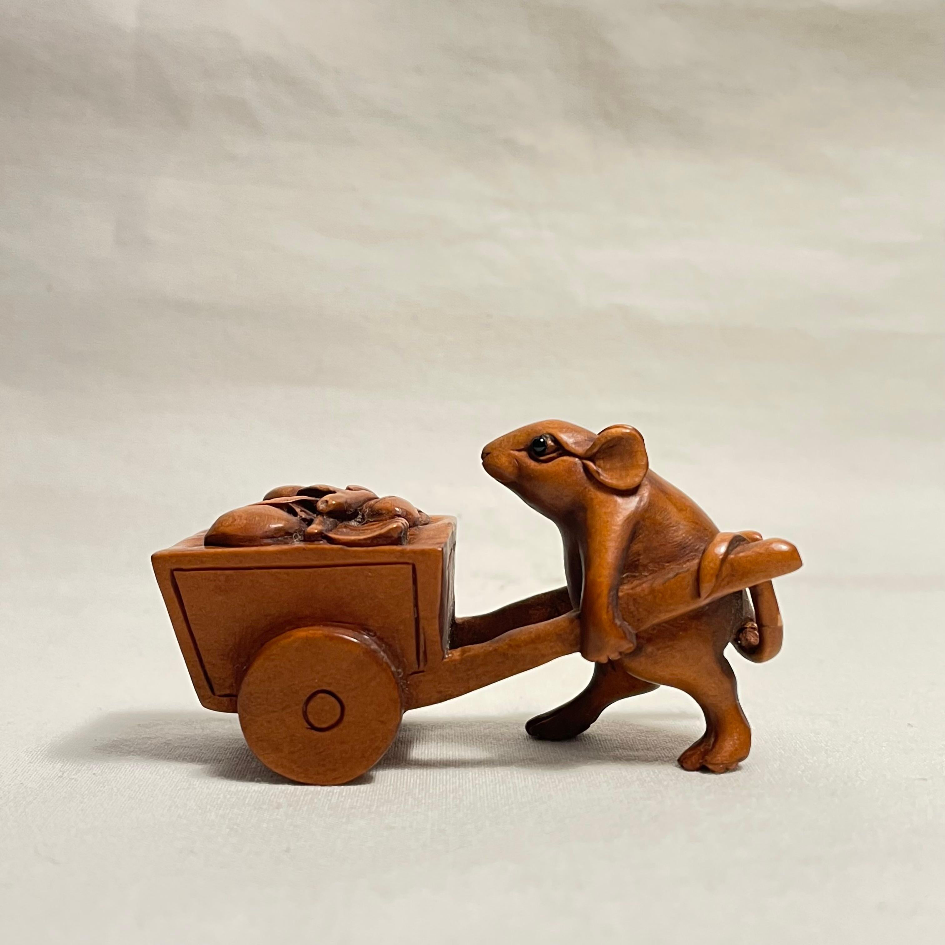 Si tratta di un antico netsuke in legno realizzato in Giappone intorno al periodo Showa 1960.
La firma è scritta sul retro 