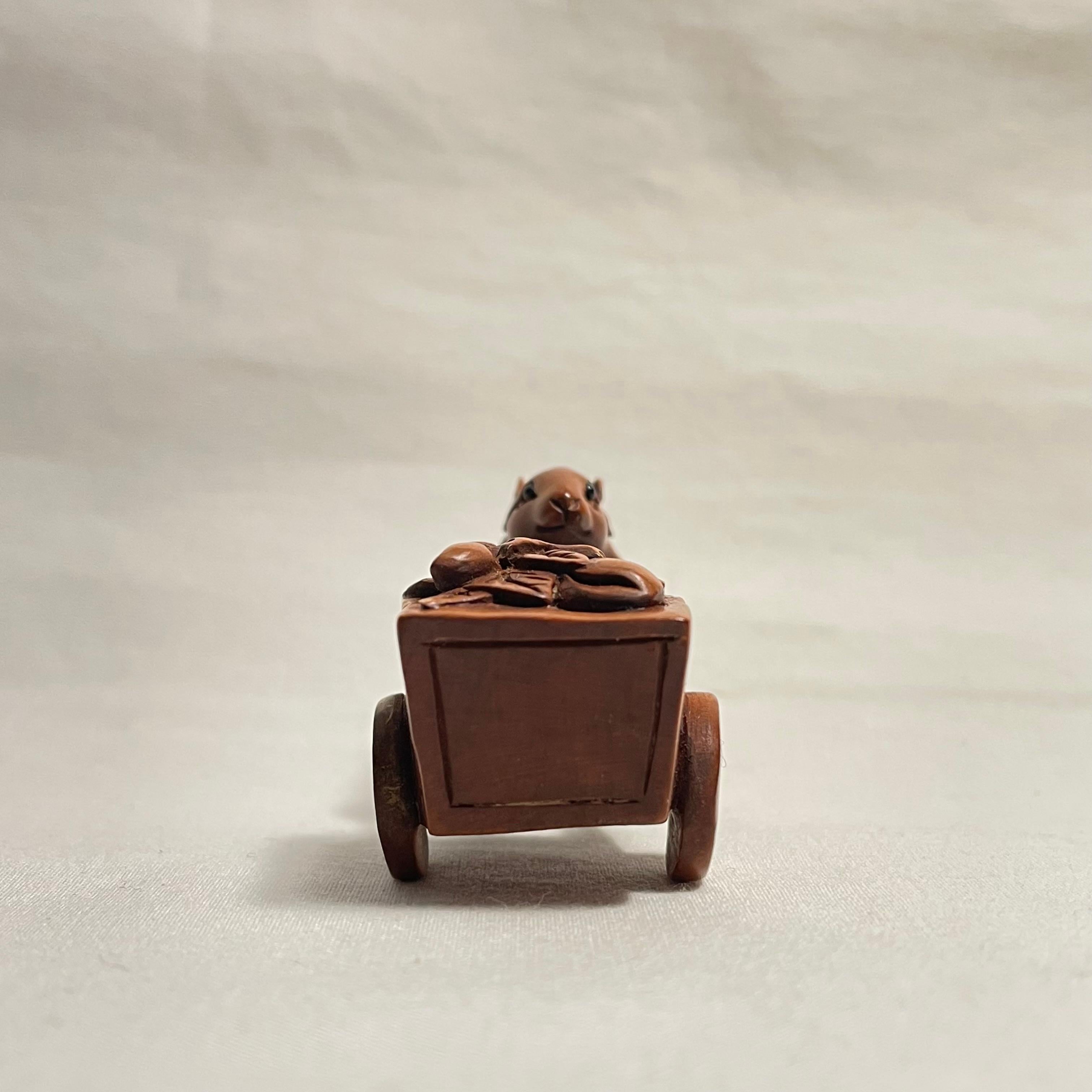 Giapponese Netsuke giapponese in legno 'Carrello con topo e mano' 1960 'Masaoka' in vendita