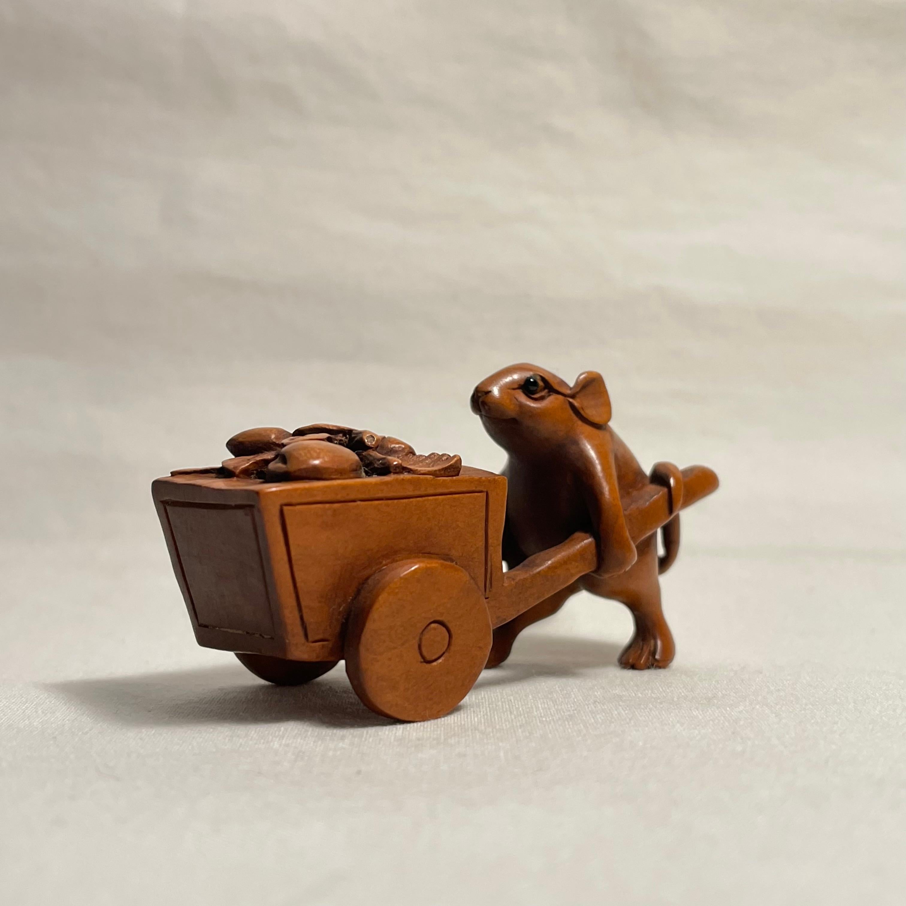 Intagliato a mano Netsuke giapponese in legno 'Carrello con topo e mano' 1960 'Masaoka' in vendita