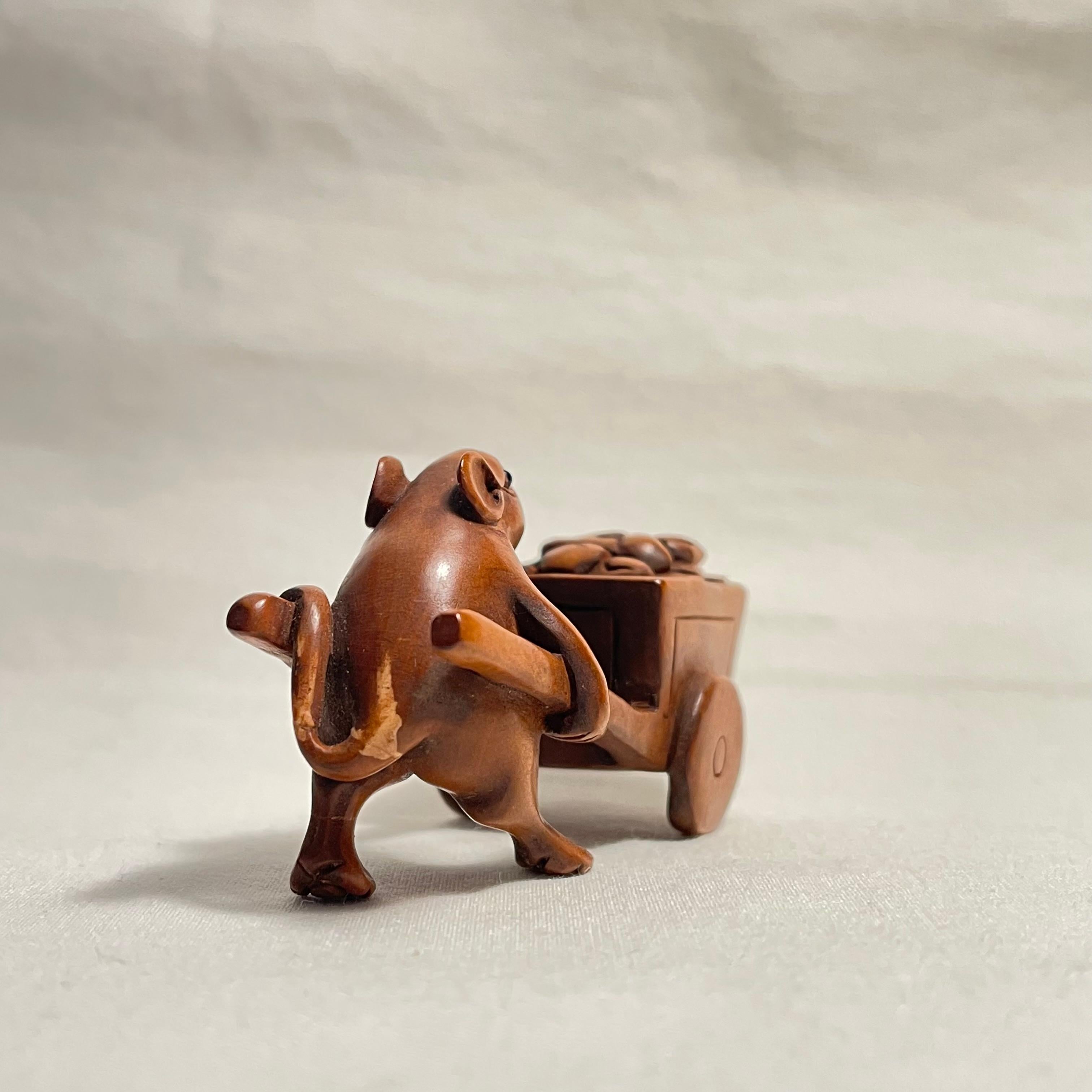 Netsuke giapponese in legno 'Carrello con topo e mano' 1960 'Masaoka' In condizioni discrete in vendita a Paris, FR