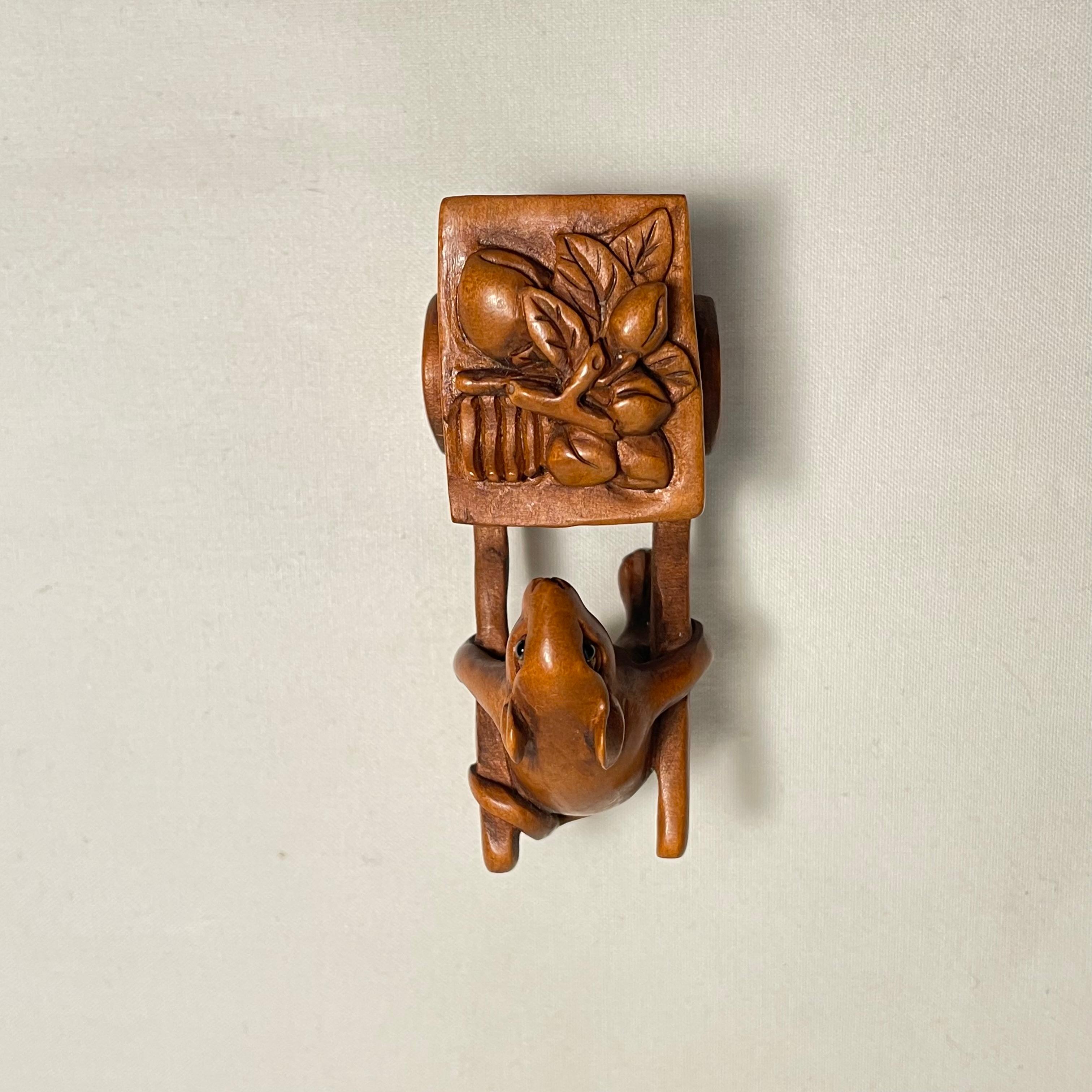 Metà XX secolo Netsuke giapponese in legno 'Carrello con topo e mano' 1960 'Masaoka' in vendita