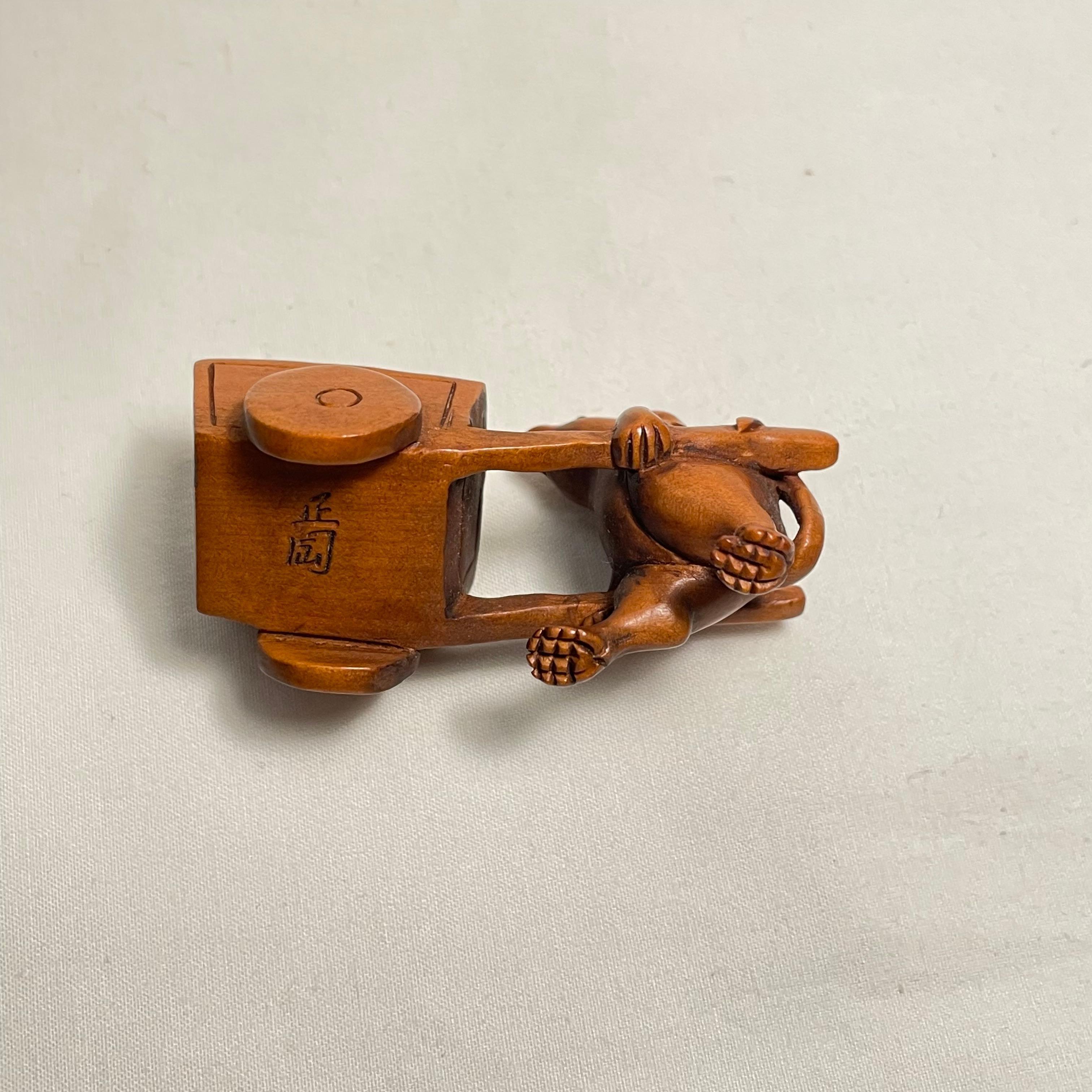 Legno Netsuke giapponese in legno 'Carrello con topo e mano' 1960 'Masaoka' in vendita