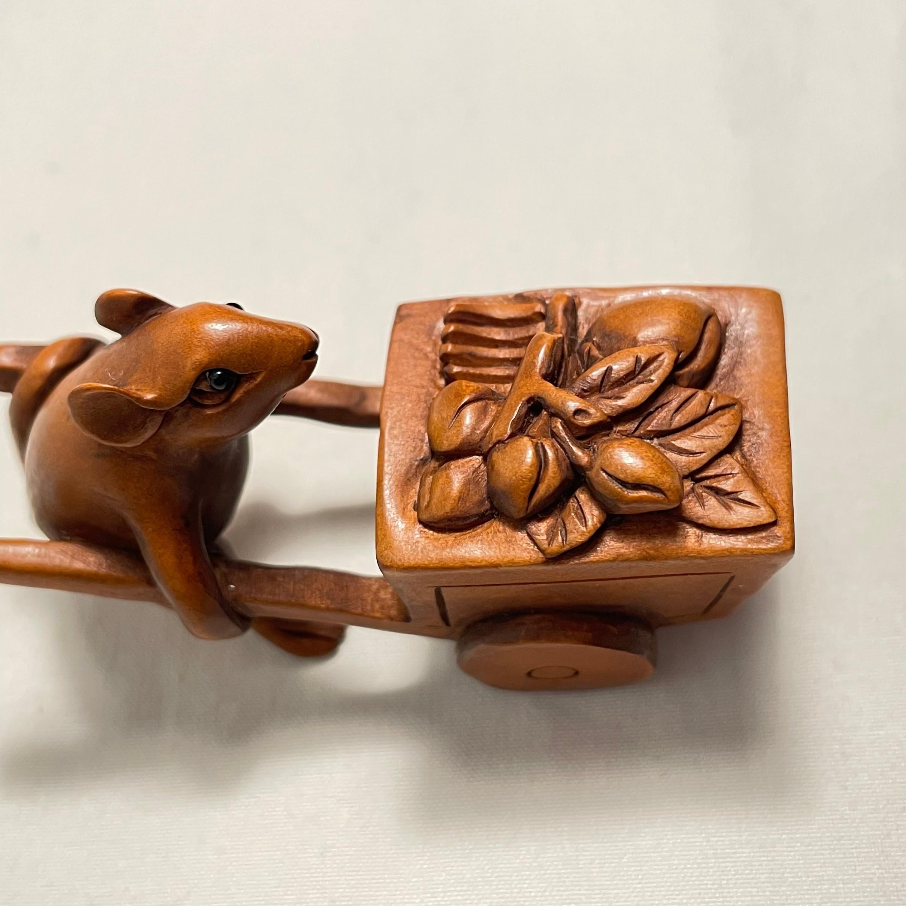 Netsuke giapponese in legno 'Carrello con topo e mano' 1960 'Masaoka' in vendita 1