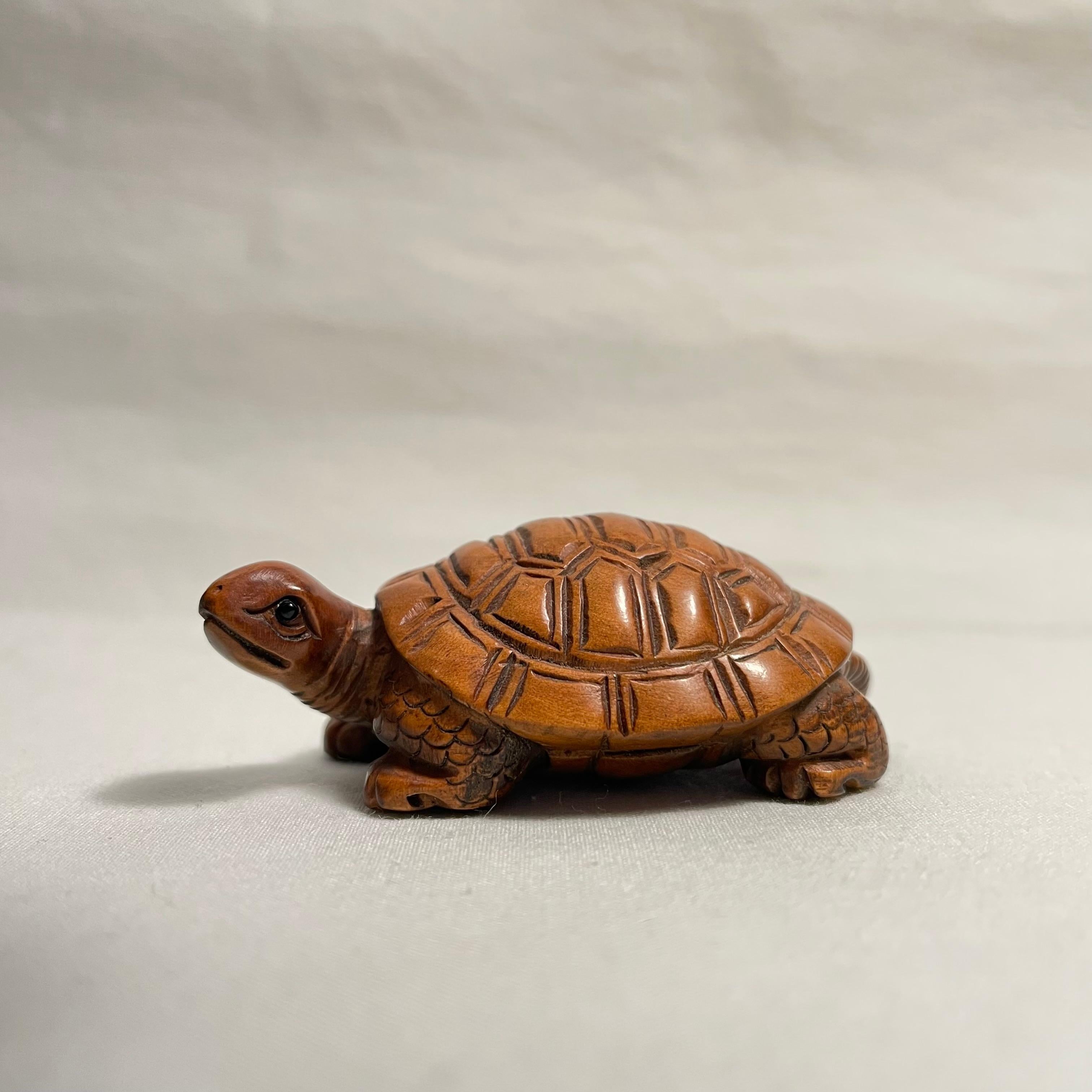 Si tratta di un antico netsuke in legno realizzato in Giappone intorno al periodo Showa 1980.
La firma è scritta sul retro 