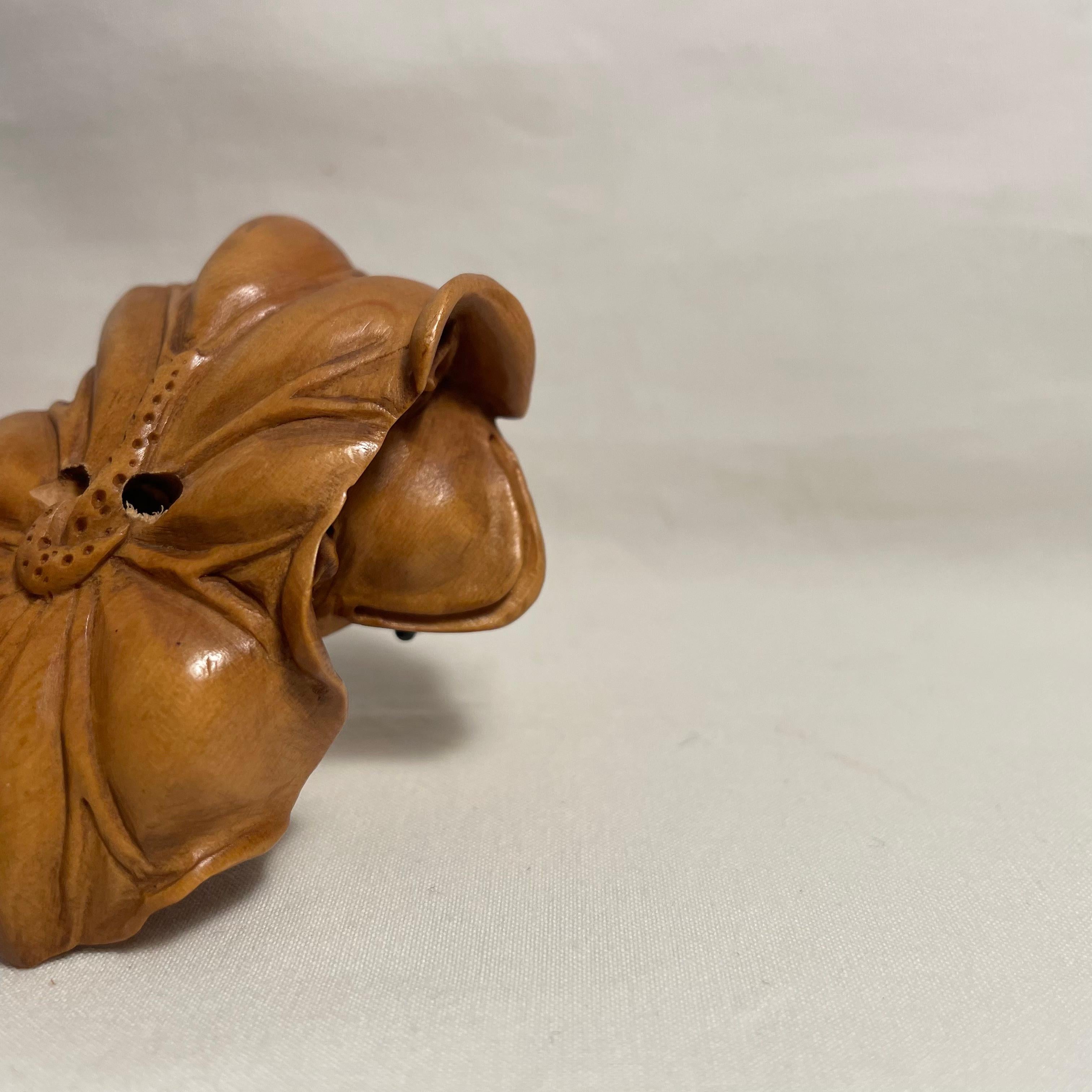 Netsuke japonais en bois 'Deux grenouilles sur une feuille de lotus' 1950s ère Showa en vente 3