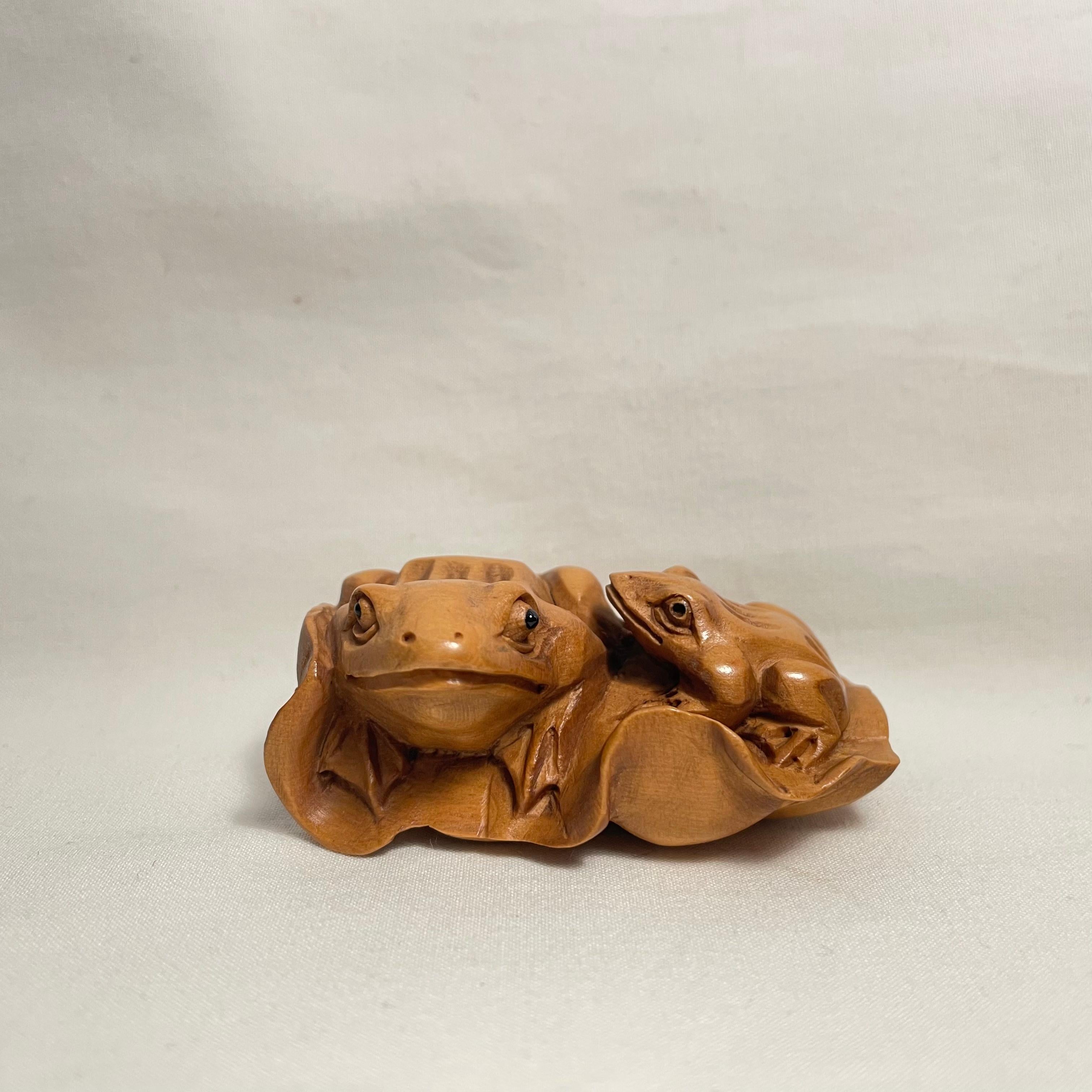 Il s'agit d'un netsuke ancien en bois fabriqué au Japon vers la période Showa dans les années 1950.

Le Netsuke est une sculpture miniature originaire du Japon du XVIIe siècle.
À l'origine, il s'agissait d'une simple fermeture de bouton sculptée sur