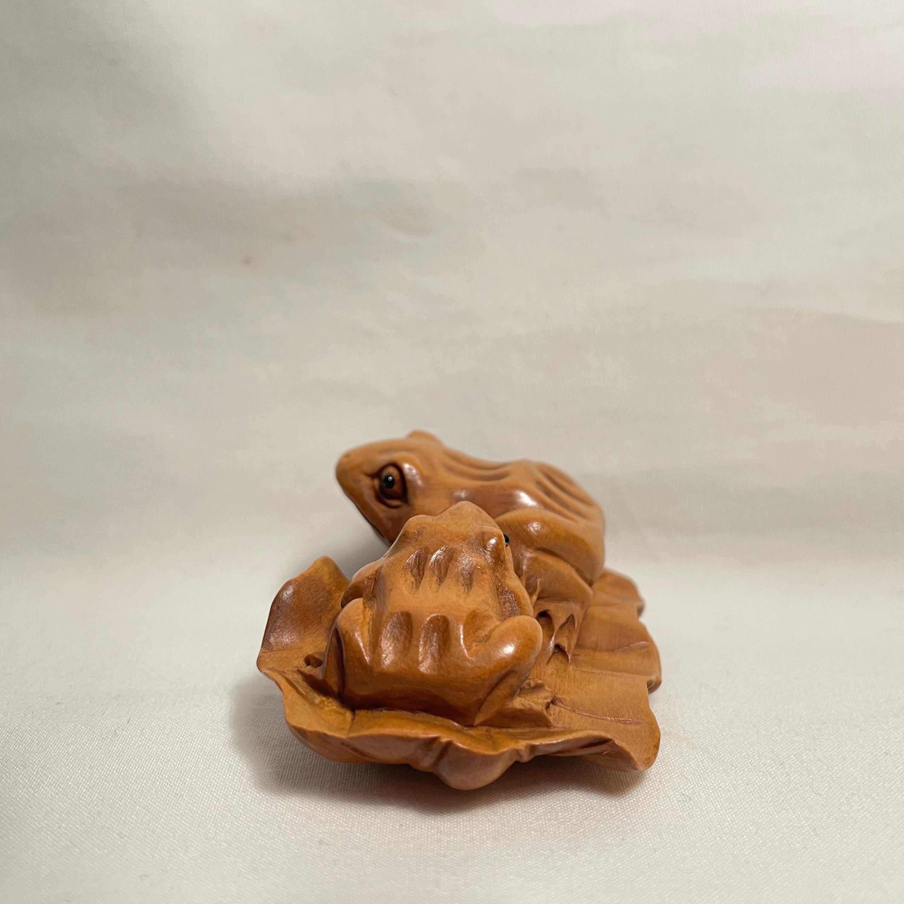 Japonais Netsuke japonais en bois 'Deux grenouilles sur une feuille de lotus' 1950s ère Showa en vente