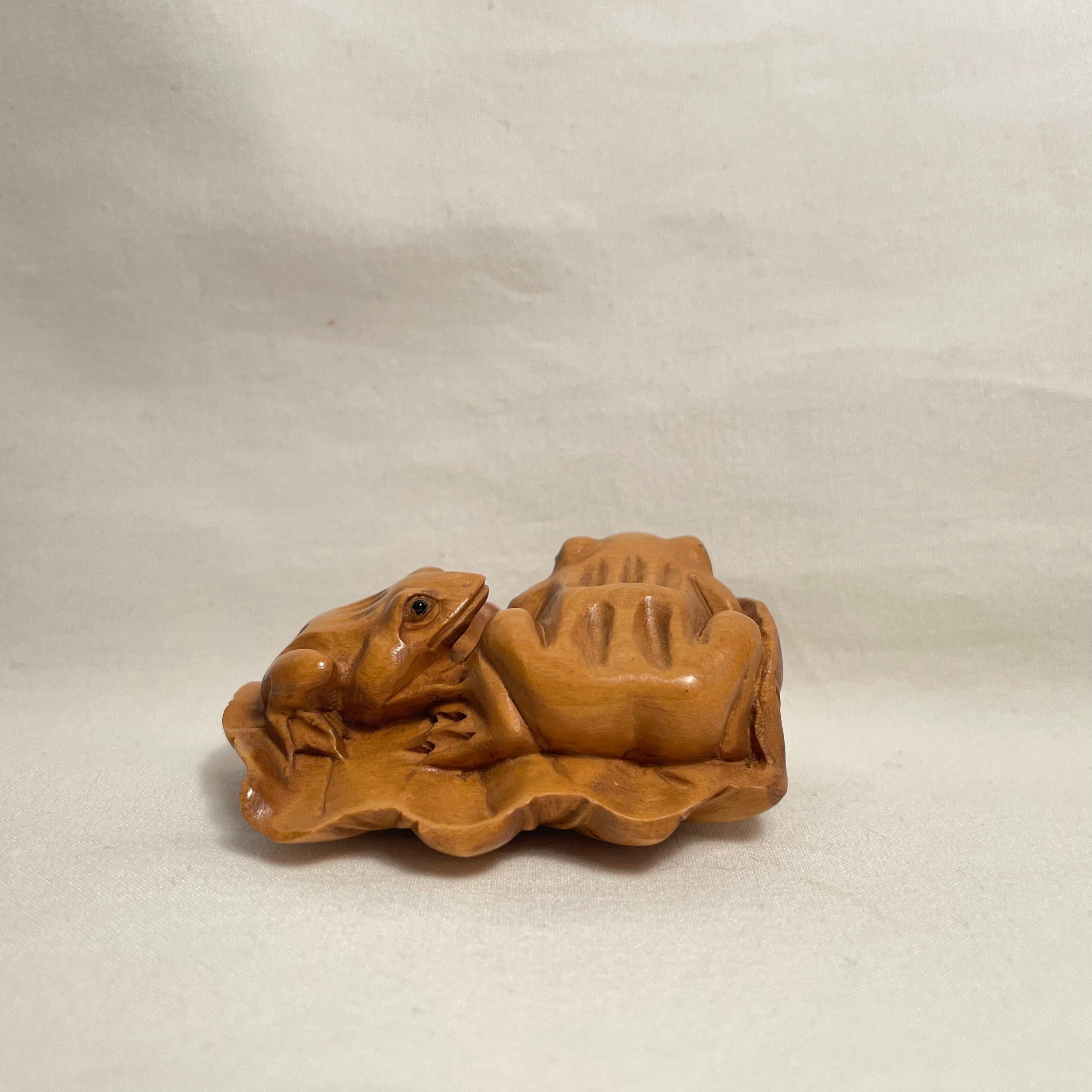 Sculpté à la main Netsuke japonais en bois 'Deux grenouilles sur une feuille de lotus' 1950s ère Showa en vente