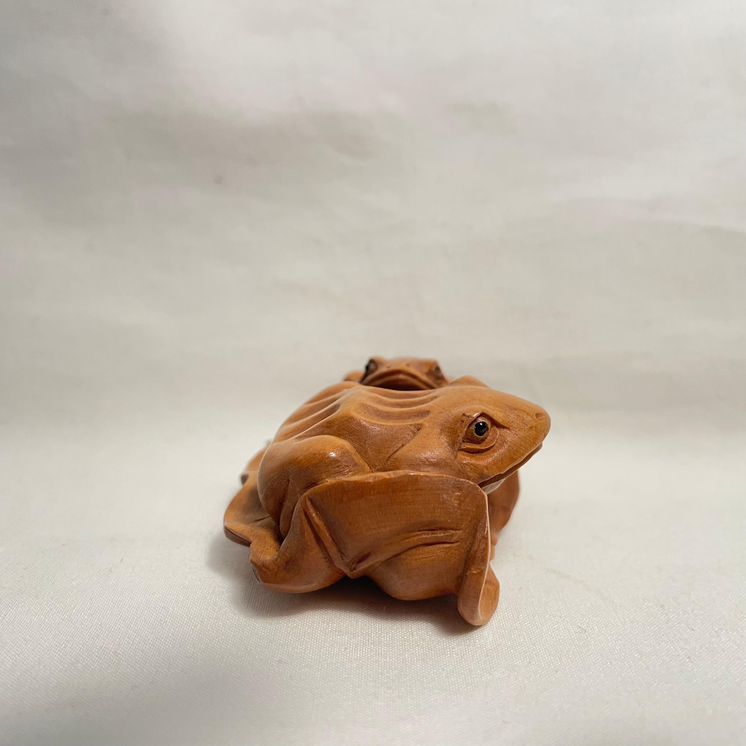 Netsuke japonais en bois 'Deux grenouilles sur une feuille de lotus' 1950s ère Showa Bon état - En vente à Paris, FR