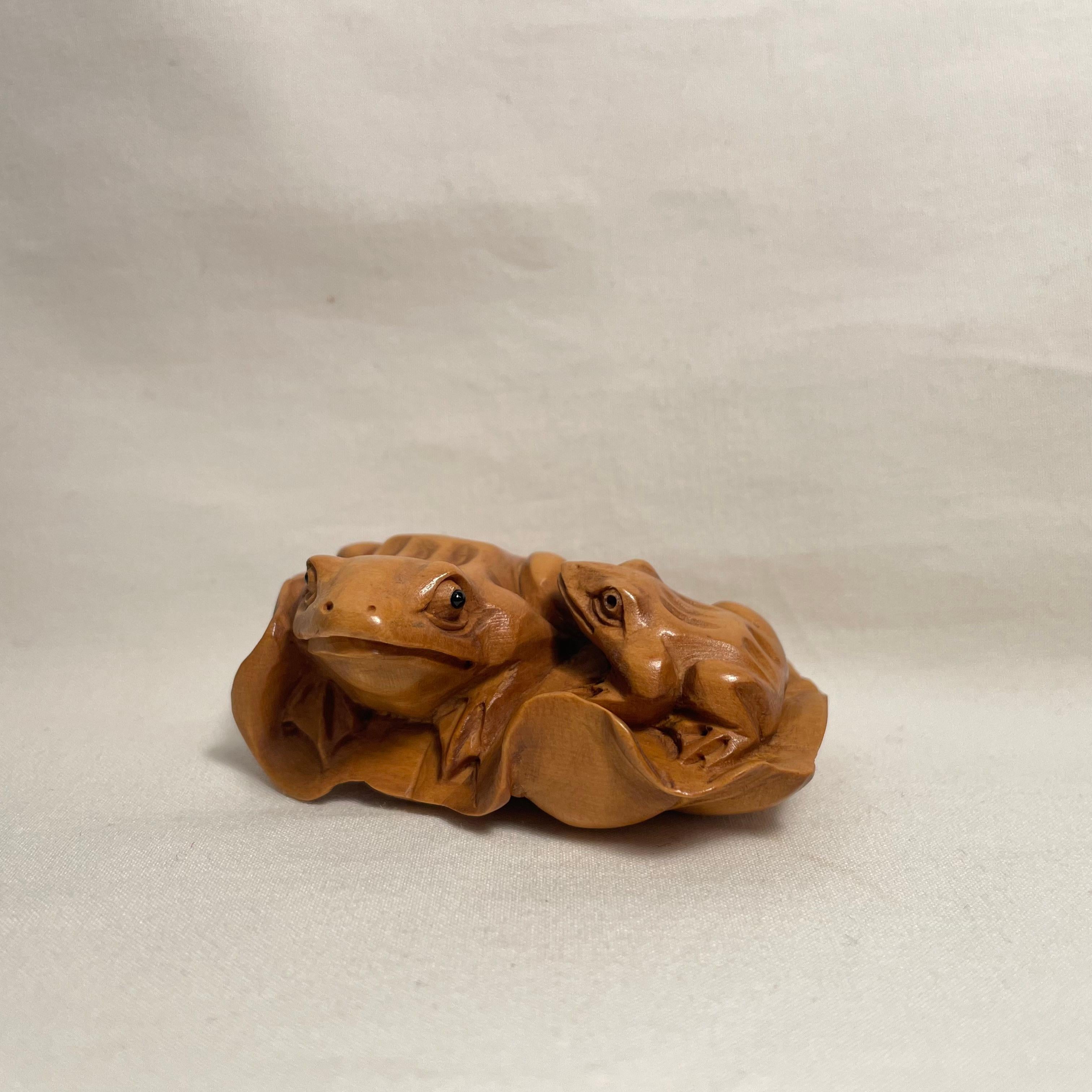 Milieu du XXe siècle Netsuke japonais en bois 'Deux grenouilles sur une feuille de lotus' 1950s ère Showa en vente