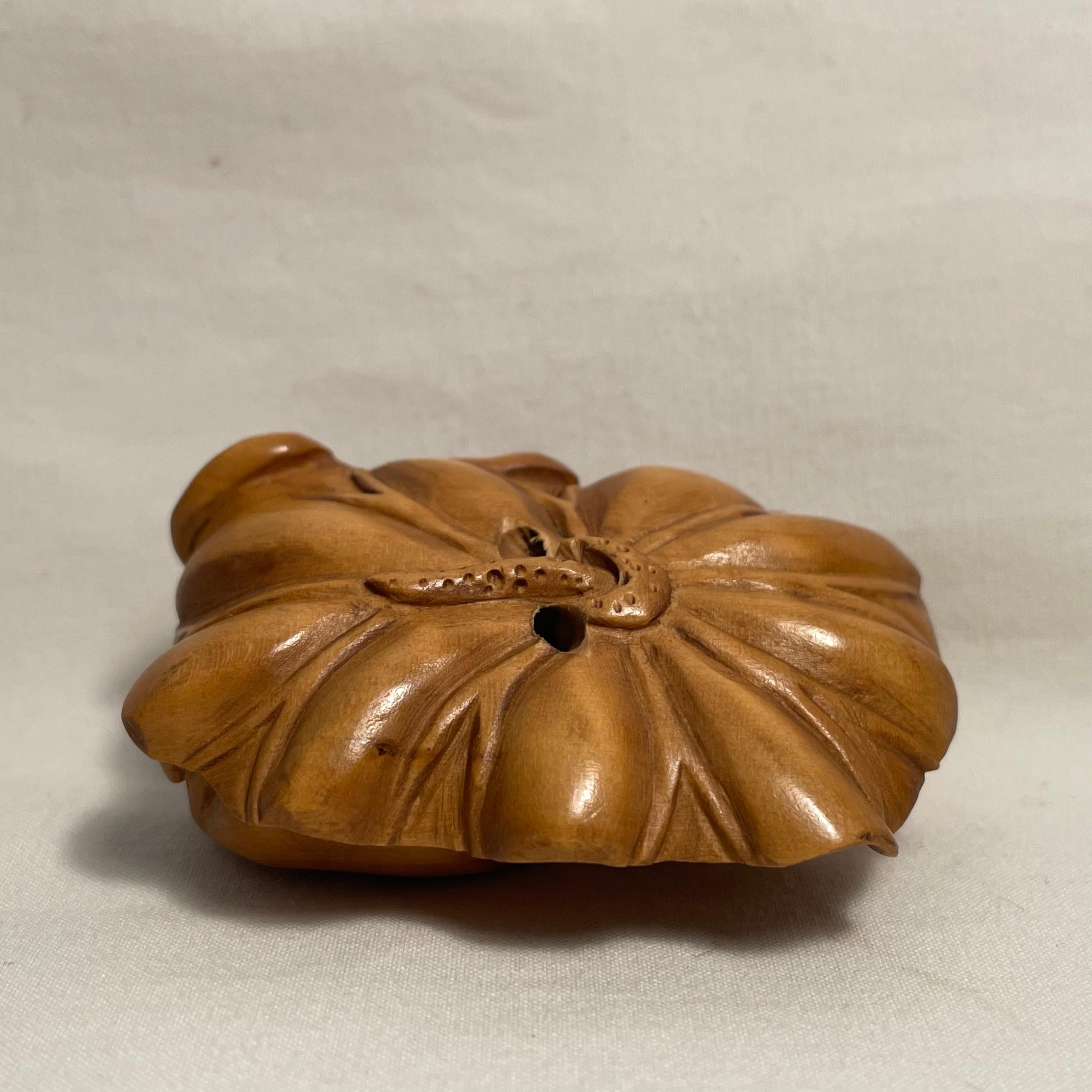 Bois Netsuke japonais en bois 'Deux grenouilles sur une feuille de lotus' 1950s ère Showa en vente