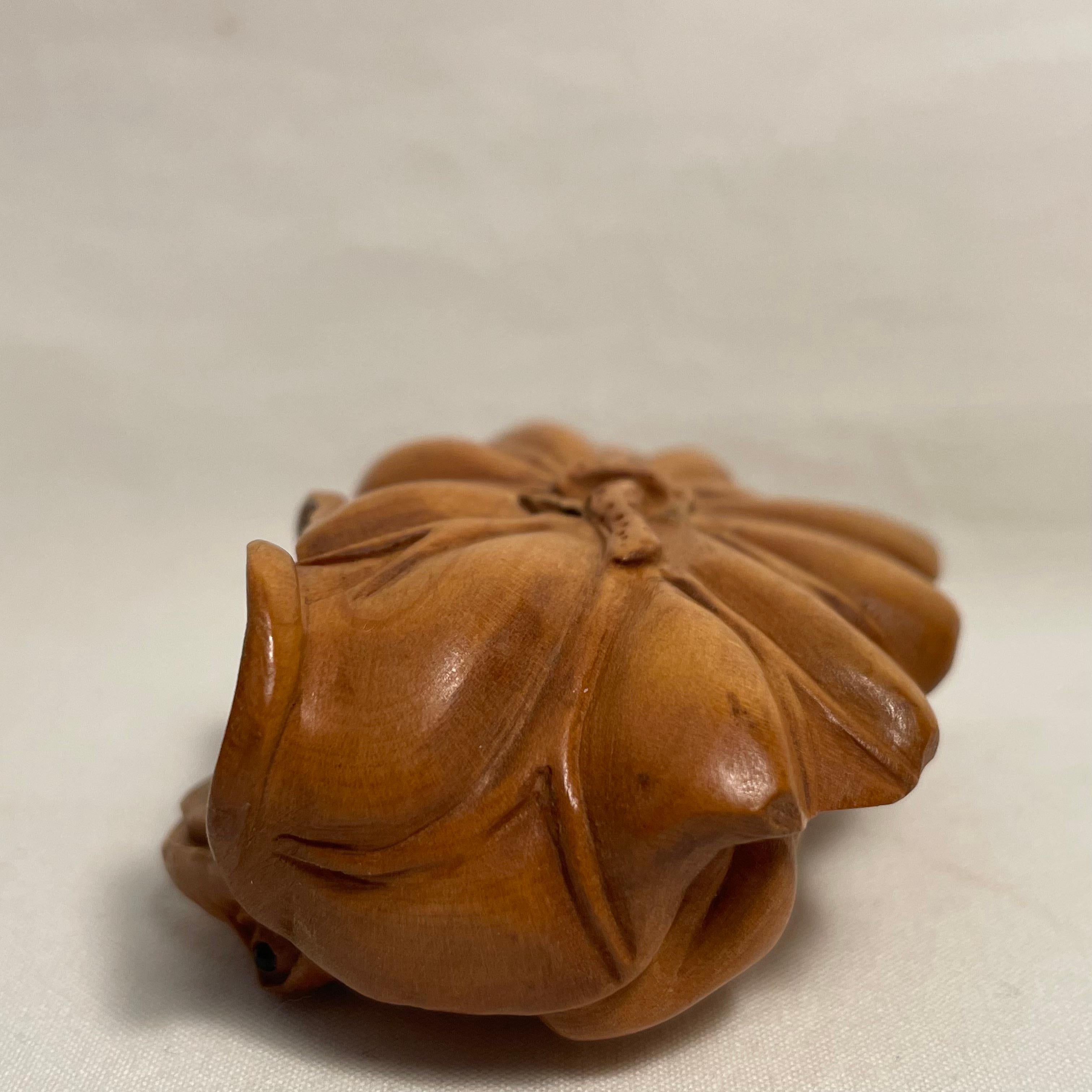 Netsuke japonais en bois 'Deux grenouilles sur une feuille de lotus' 1950s ère Showa en vente 1