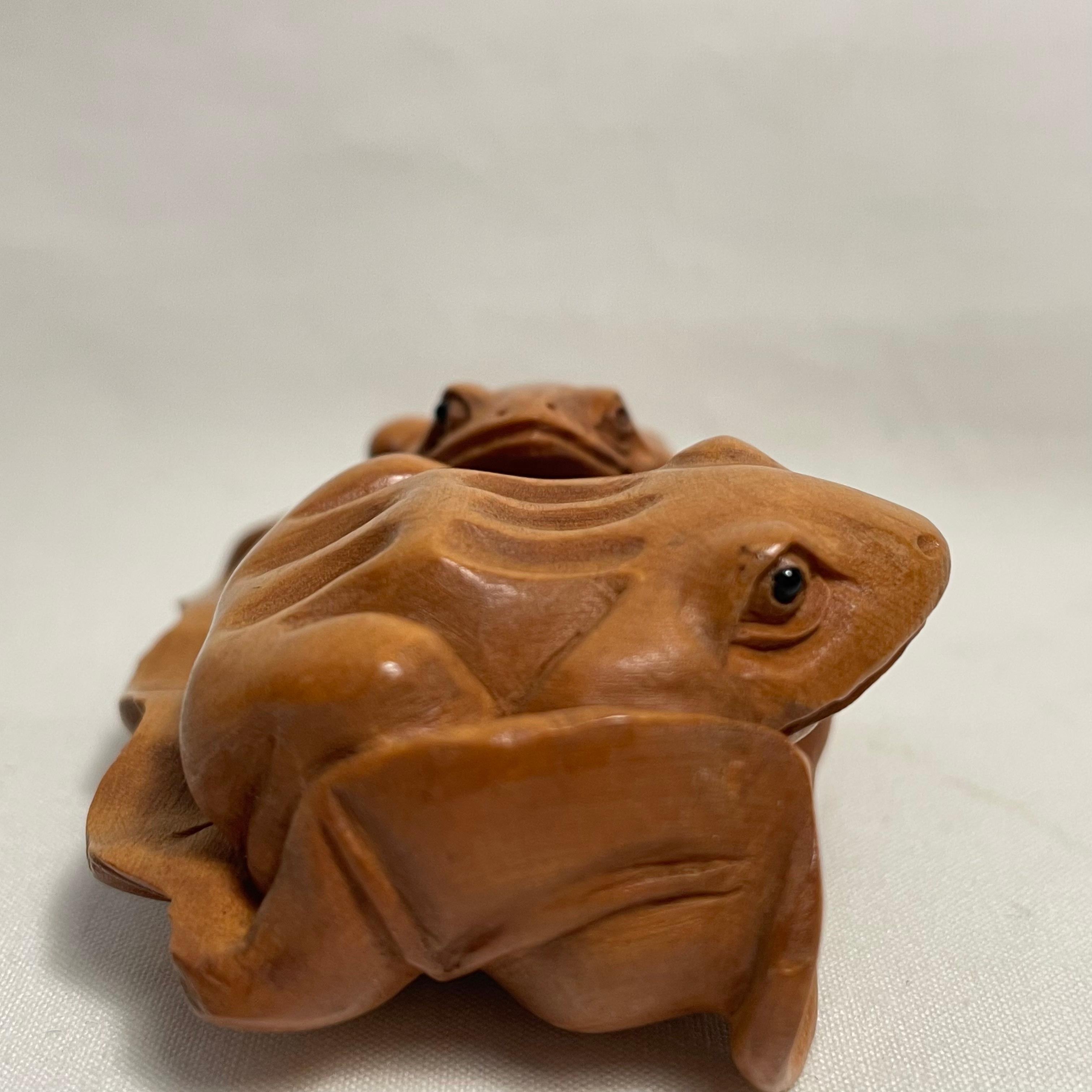 Netsuke japonais en bois 'Deux grenouilles sur une feuille de lotus' 1950s ère Showa en vente 2