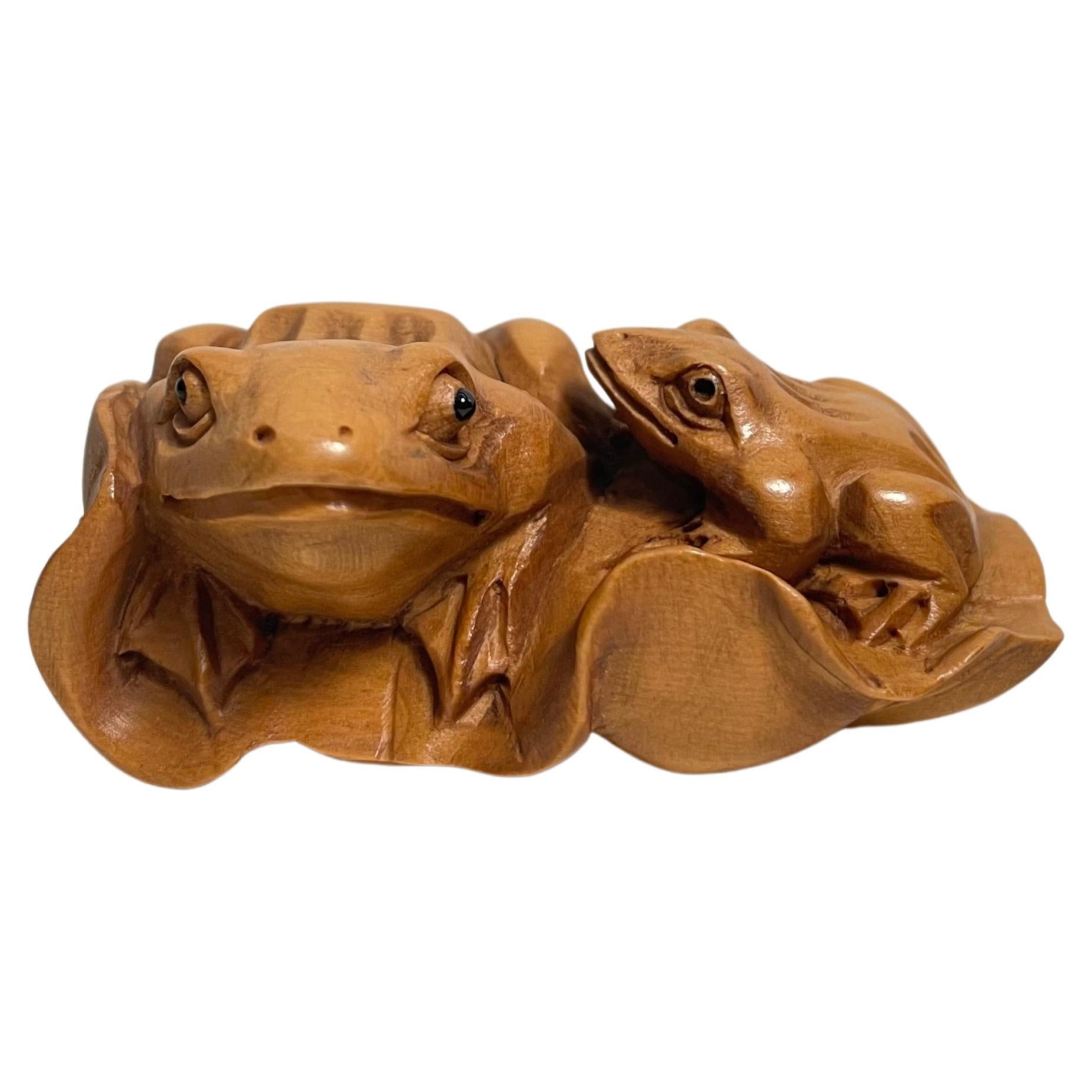 Japanische Holz-Netsuke 'Zwei Frösche auf dem Lotusblatt' 1950er Showa-Ära