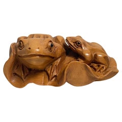 Japanische Holz-Netsuke 'Zwei Frösche auf dem Lotusblatt' 1950er Showa-Ära