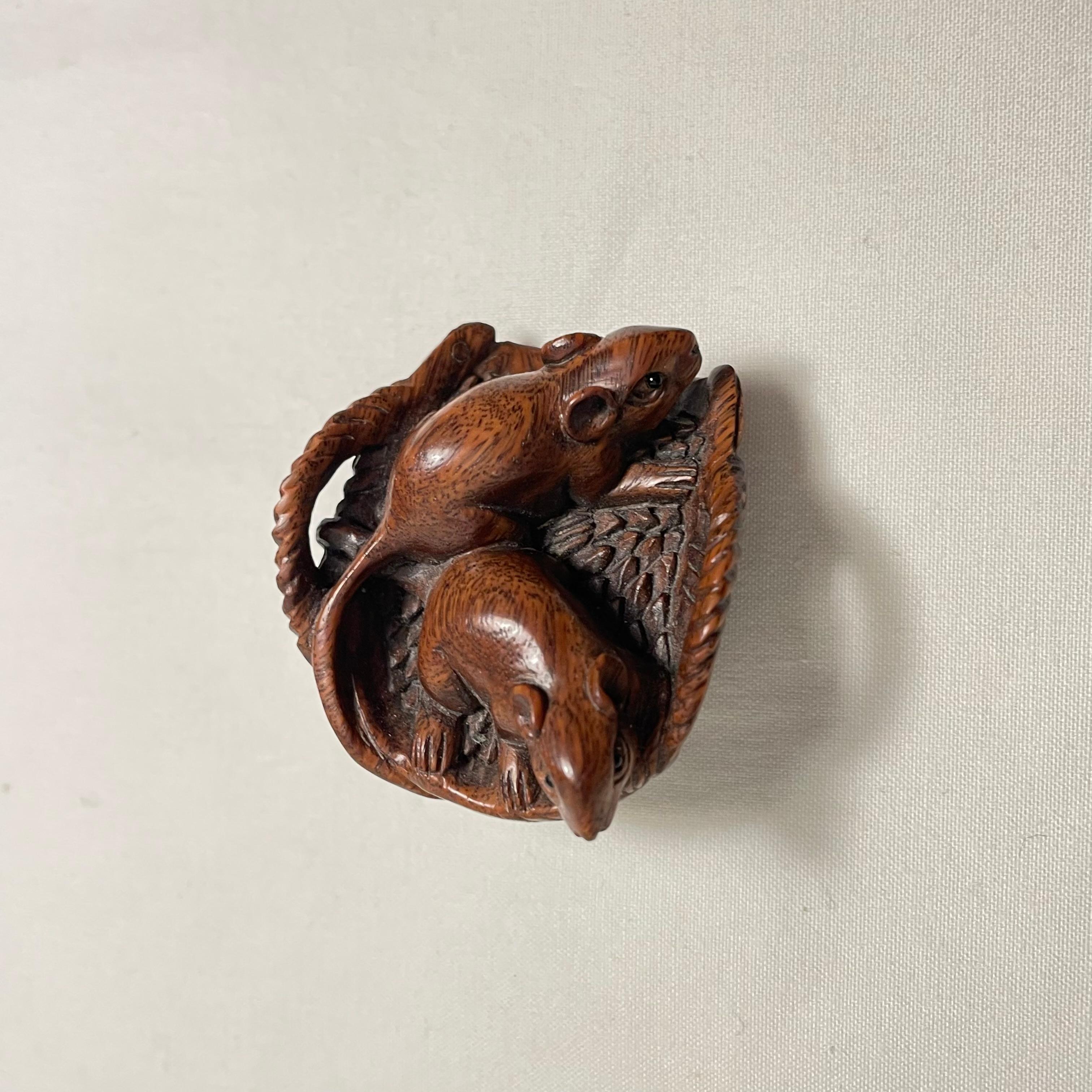 This is an antique wooden netsuke made in Japan around Showa period 1950s.
The signature is written on the back side 'Hiro'.

Netsuke is a miniature sculpture, originating in 17th century Japan.
Initially a simply-carved button fastener on the cords