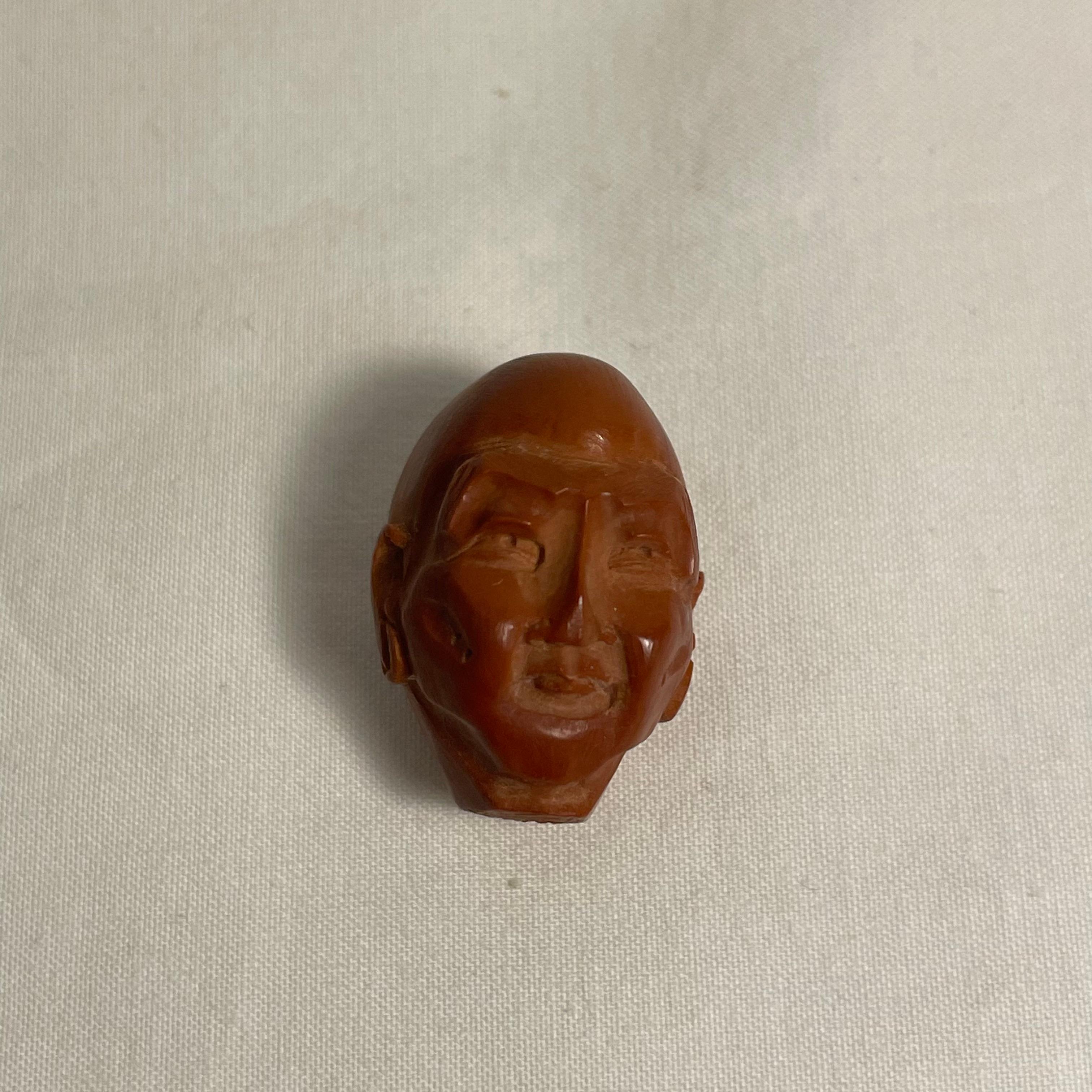 Si tratta di un antico netsuke in legno realizzato in Giappone intorno al periodo Showa 1940.

Il netsuke è una scultura in miniatura che ha origine nel Giappone del XVII secolo.
Inizialmente si trattava di una semplice chiusura a bottone intagliata