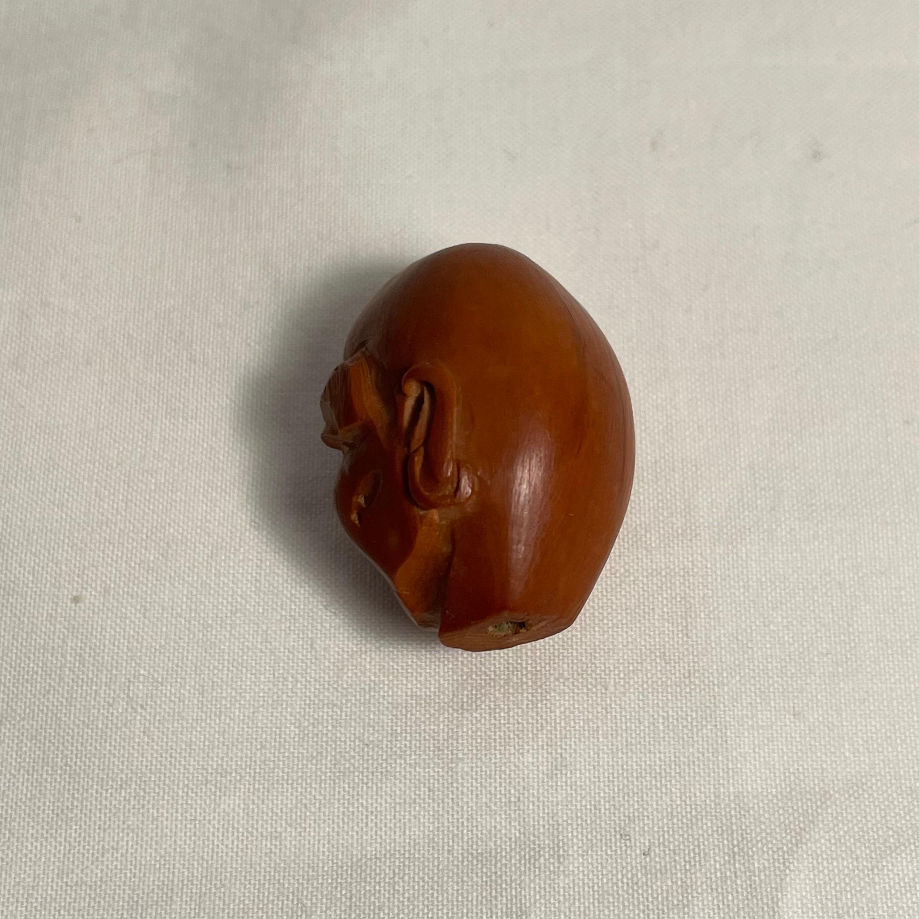 Intagliato a mano Piccolo netsuke giapponese in legno 'A Head' degli anni '40, epoca Showa in vendita