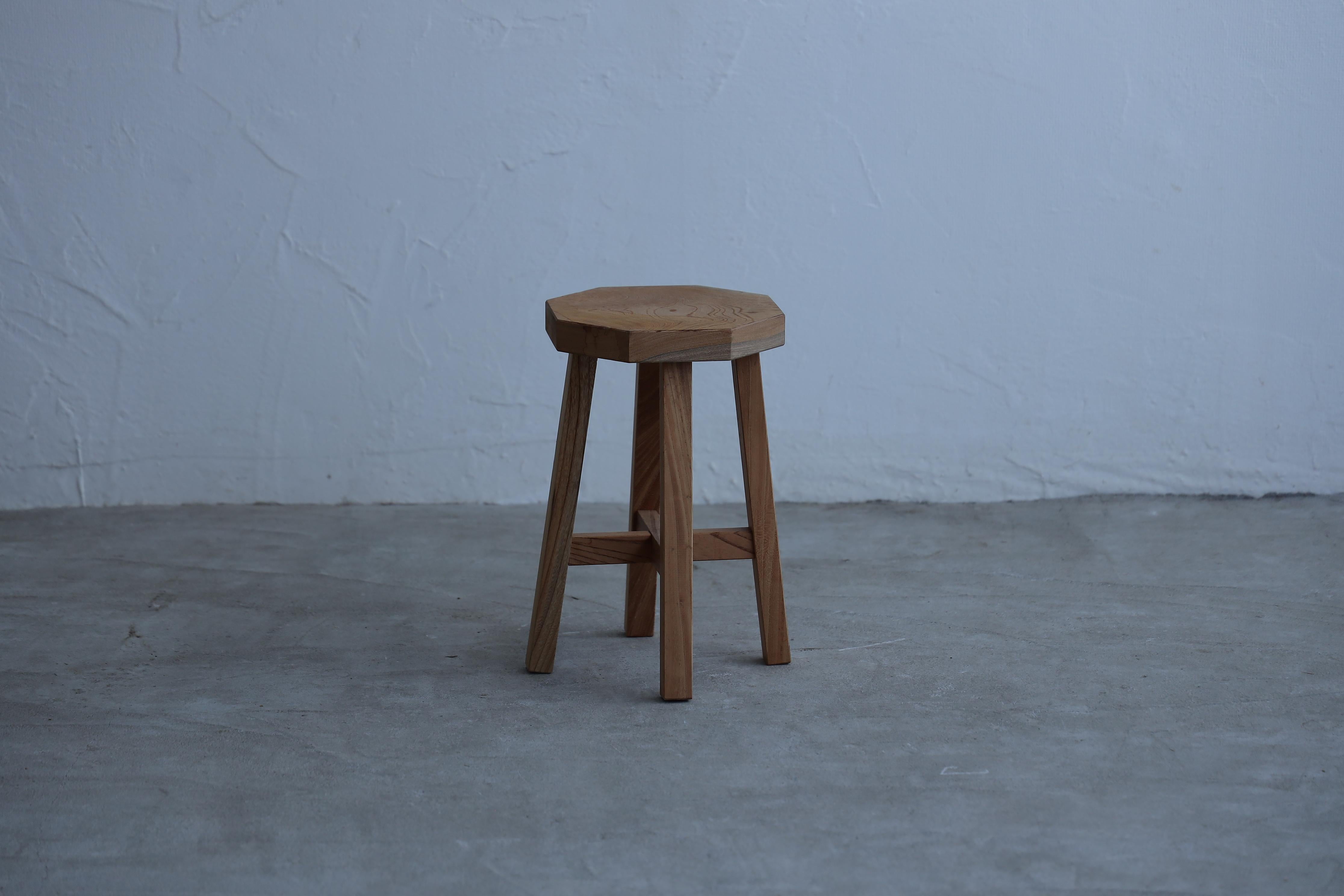 This is a rare stool from the Showa era (1926-1988).

It is made of 