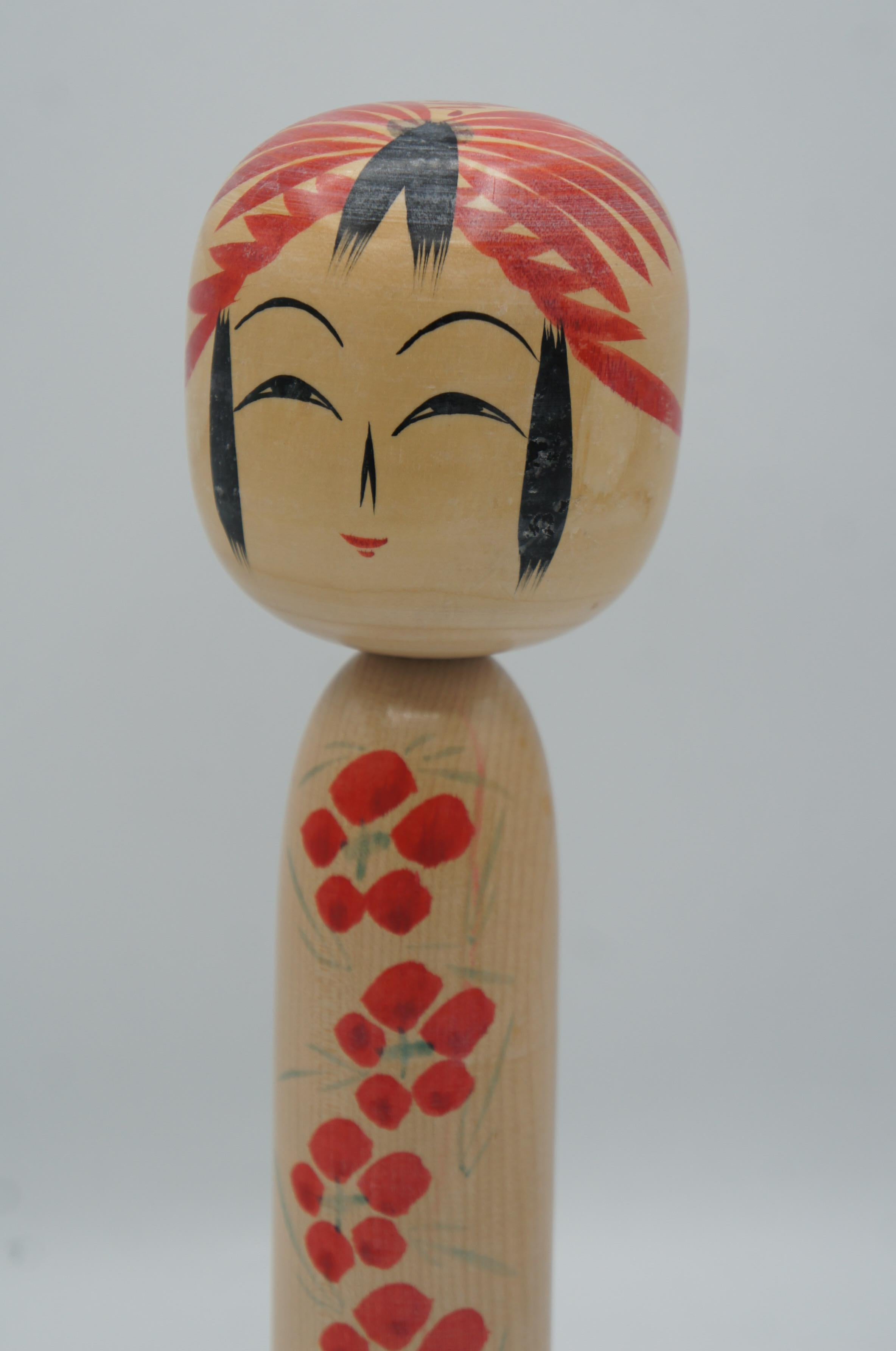 Dies ist eine Holzpuppe, die auf Japanisch Kokeshi genannt wird.
Dieses Kokeshi wurde im Togatta-Stil hergestellt. Und der Kokeshi-Künstler, der dies gemacht hat, ist Kouichi SATO.
Er wurde am 22. November 1929 geboren. Und das war 1978, am 29.
