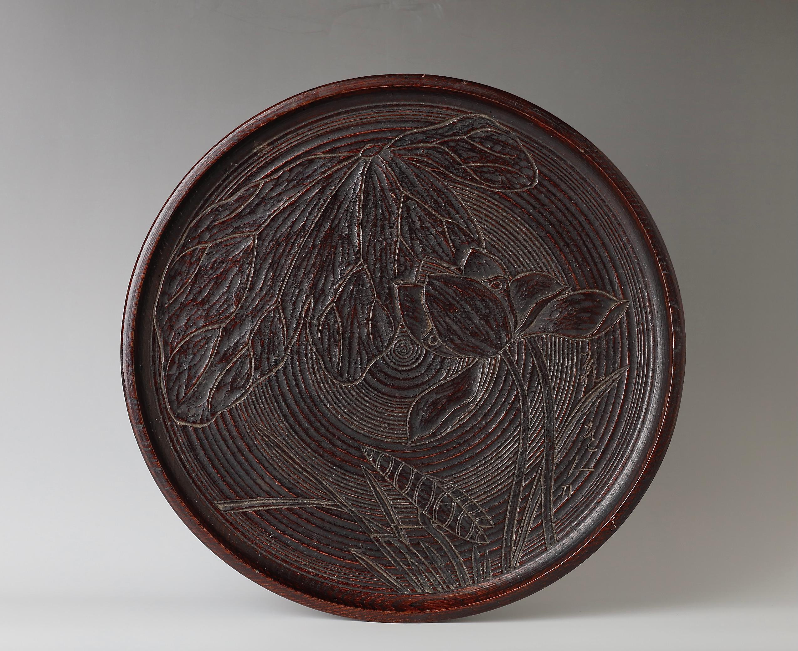Plateau en bois  avec un magnifique motif de lotus sculpté