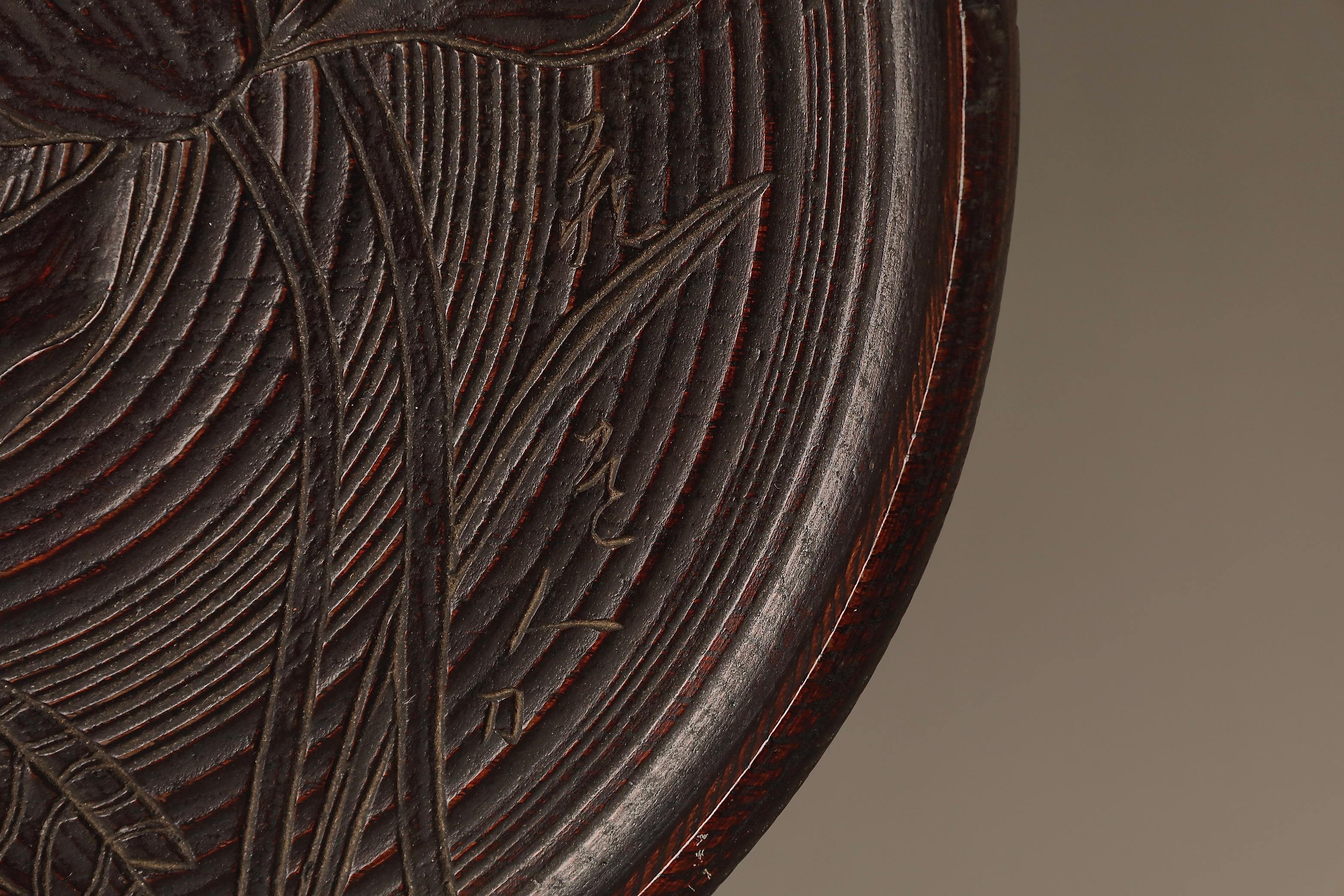 Japonais Plateau japonais avec magnifique motif de lotus sculpté en vente