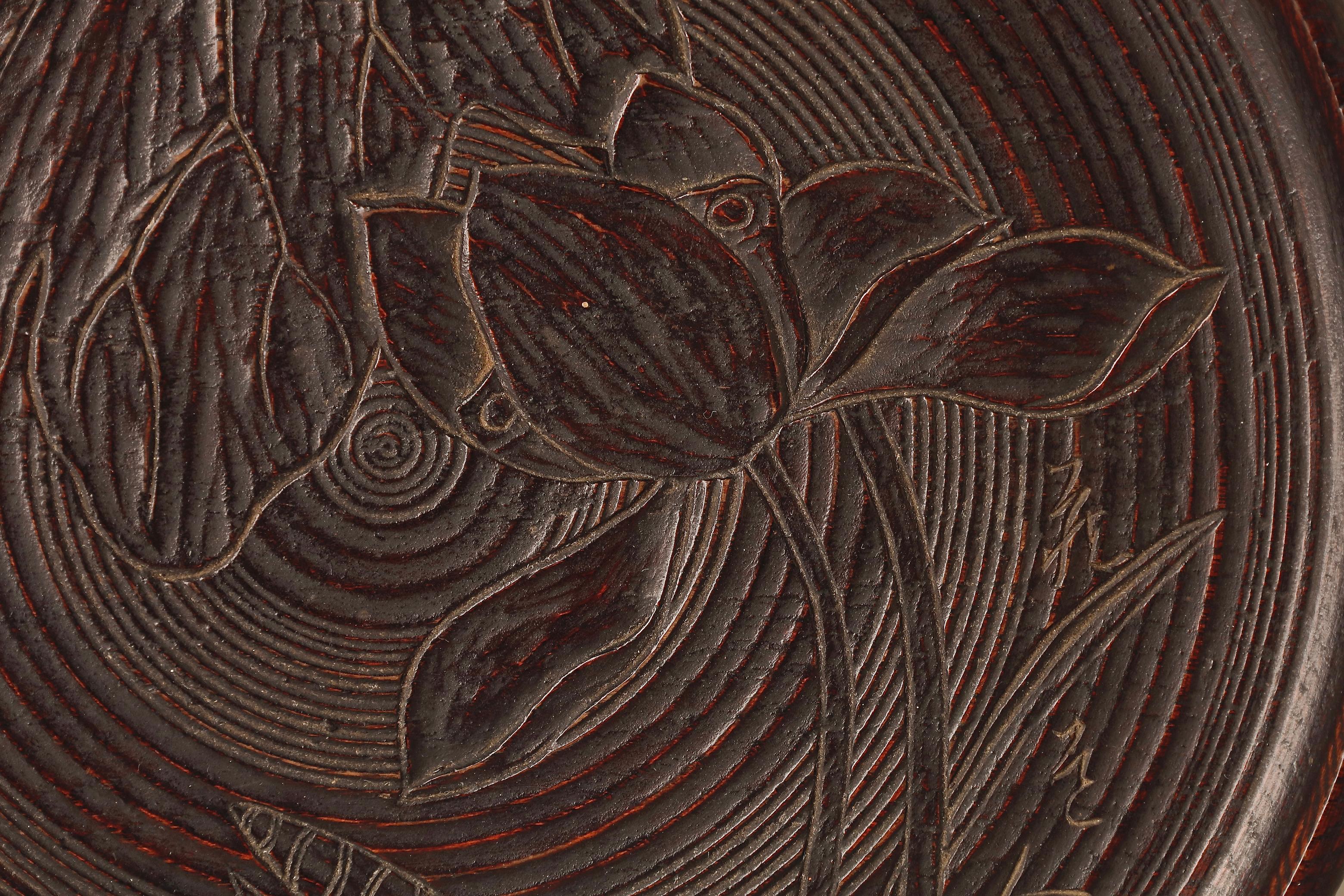 Sculpté à la main Plateau japonais avec magnifique motif de lotus sculpté en vente