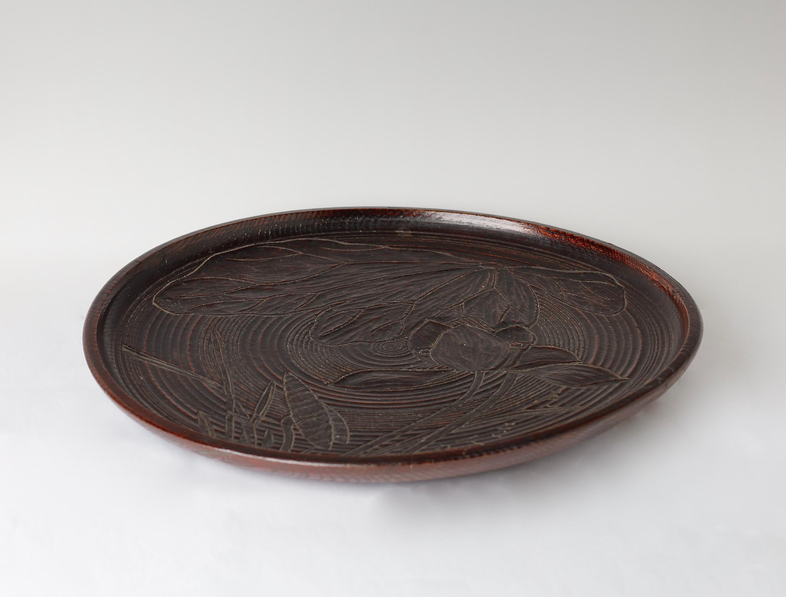 Bois Plateau japonais avec magnifique motif de lotus sculpté en vente