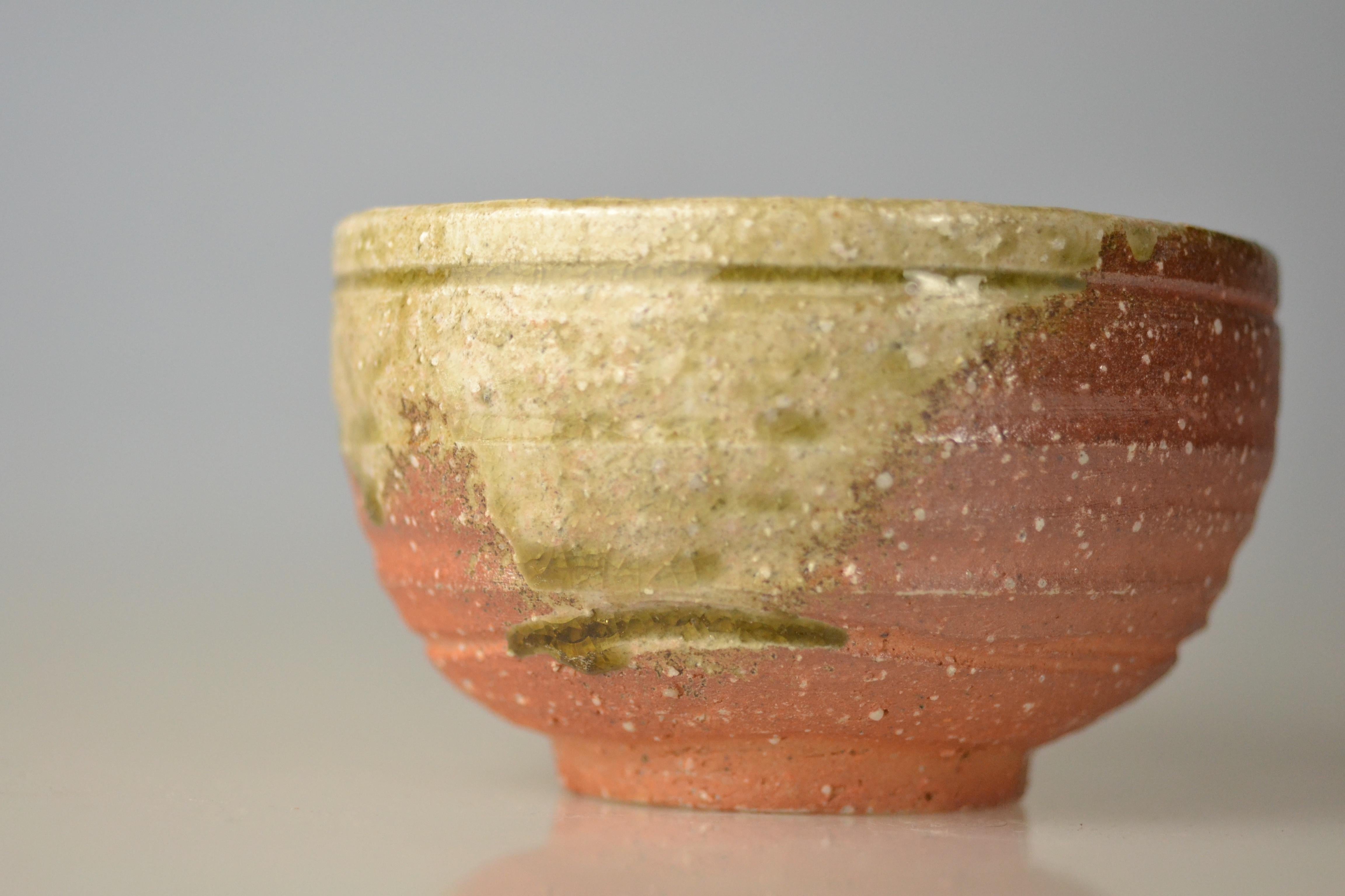 Japanese Woodfired Handmade Matcha Tea Bowl by Takahashi Rakusai IV In Excellent Condition For Sale In Berlin, Berlin