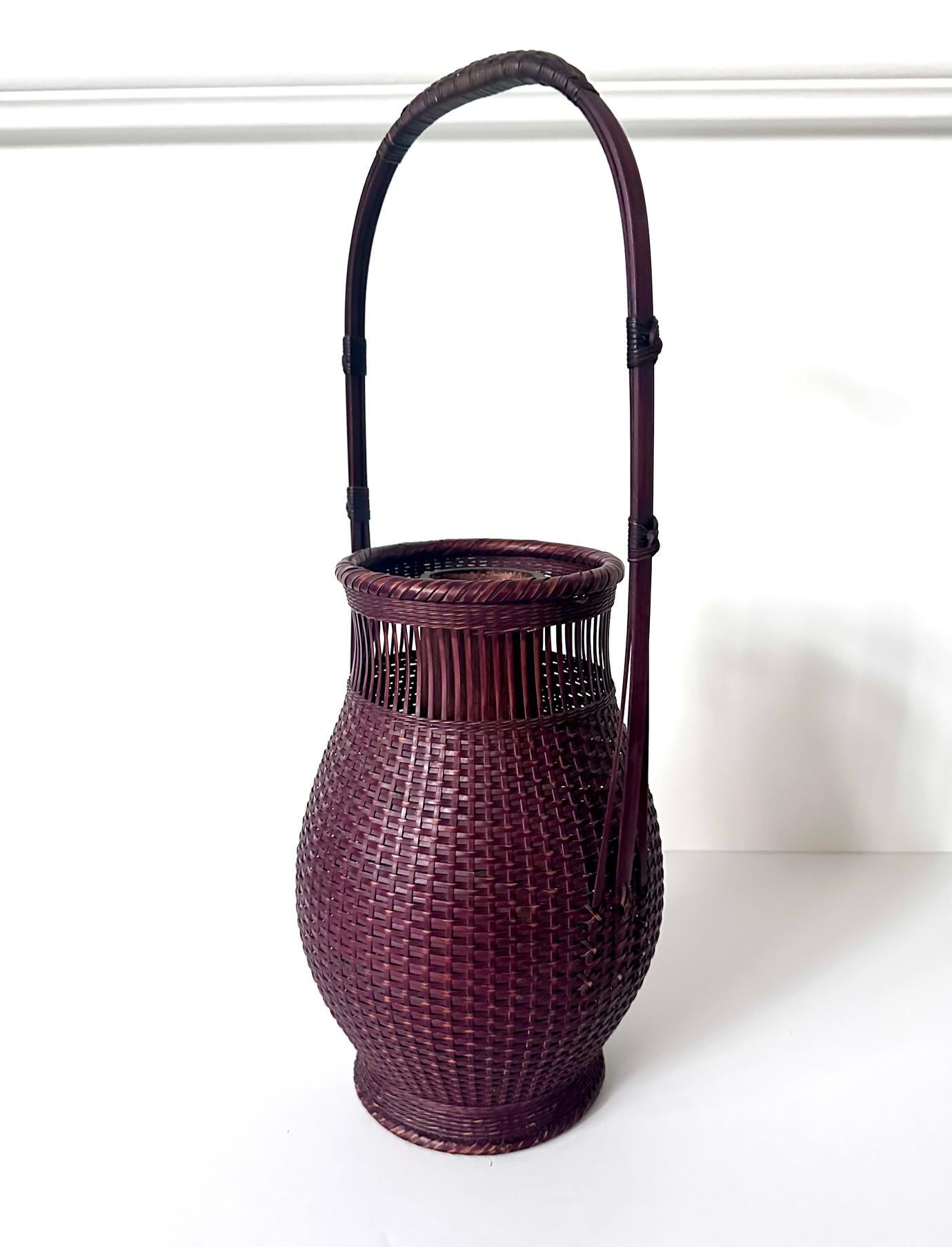Japanese Woven Bamboo Ikebana Basket by Chikusei Watanabe In Good Condition For Sale In Atlanta, GA