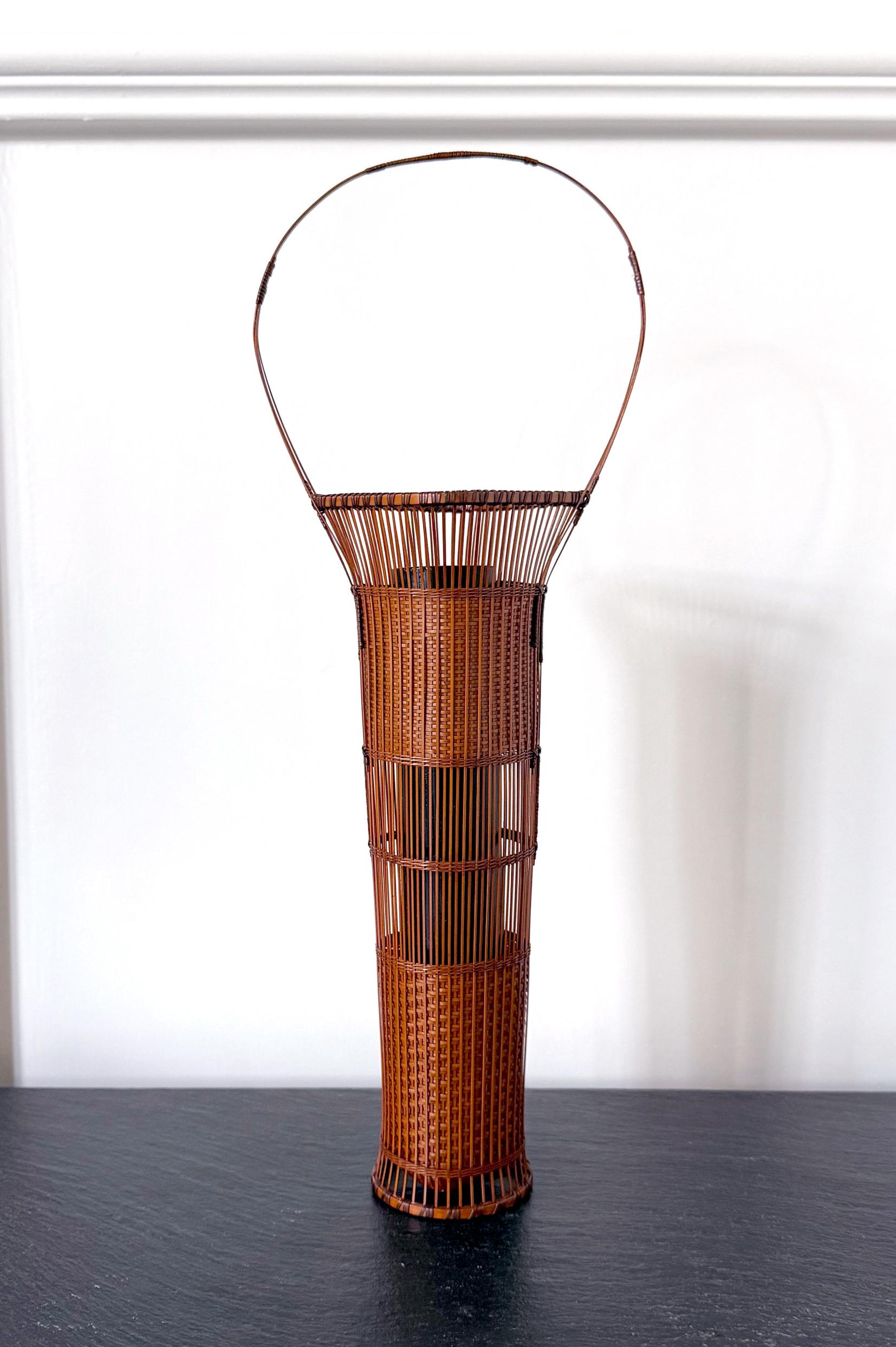 Dieser zarte, handgeflochtene Ikebana-Korb (Hanakago) mit dem Titel Suimei, was so viel bedeutet wie das Schimmern des Lichts auf klarem Wasser unter der Sonne oder dem Mond, wurde vom japanischen Bambuskünstler Jin Morigami (1955-) um 2005