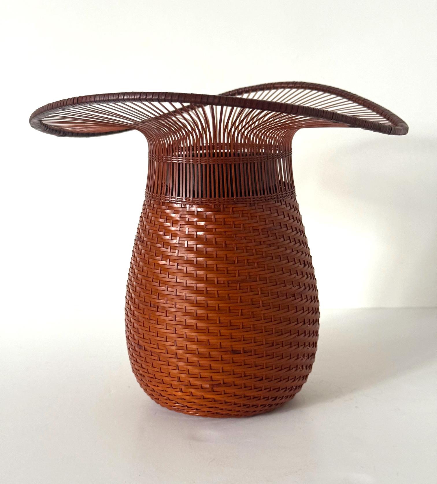 Tessuto a mano Vaso Ikebana in bambù giapponese intrecciato di Morigami Jin in vendita
