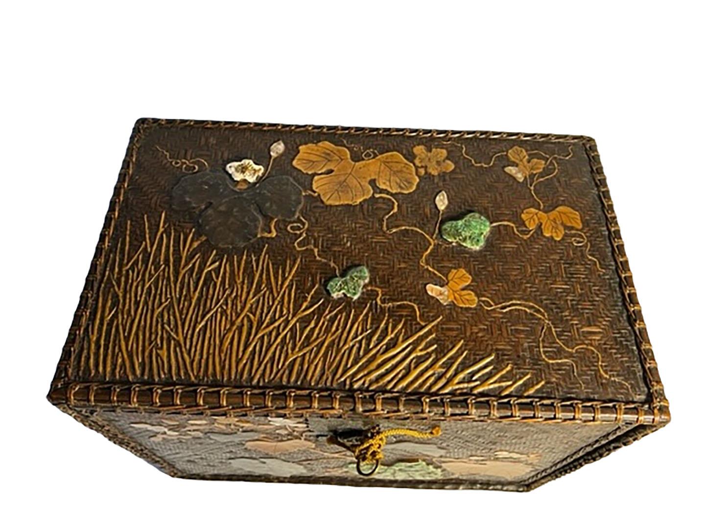 Japanese decorative woven box. Late Edo/Early Meiji Japanese box, with
mother-of-pearl and ceramic inlay in autumnal leaf motif. Complete with working lock and key. Circa 1790-1820.