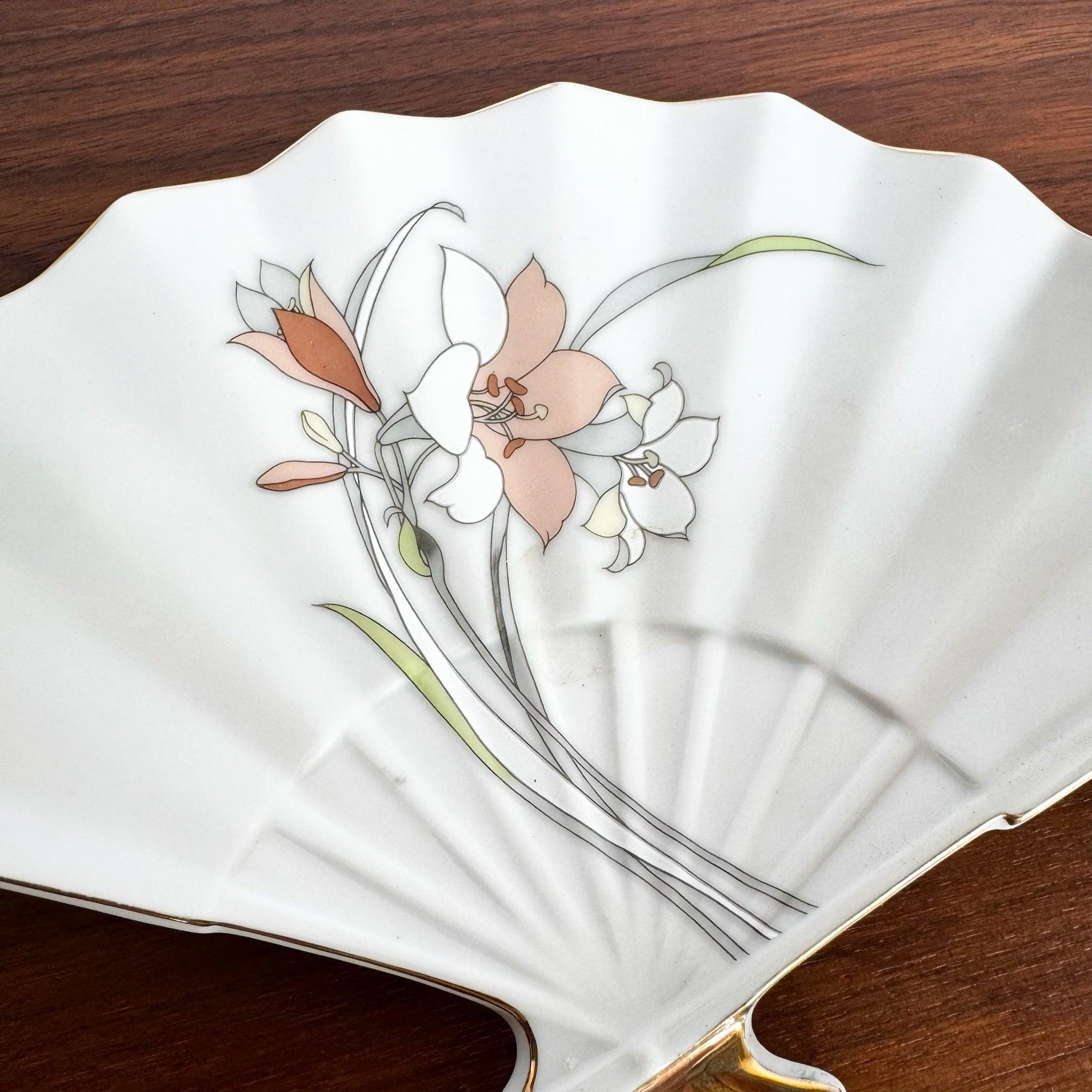 Plat à éventail en porcelaine japonaise Yamaji avec un délicat motif floral, une forme d'éventail festonné et des détails dorés, parfait comme accent décoratif unique.
 
 Nous vendons les articles tels qu'ils ont été acquis, sans les restaurer ni
