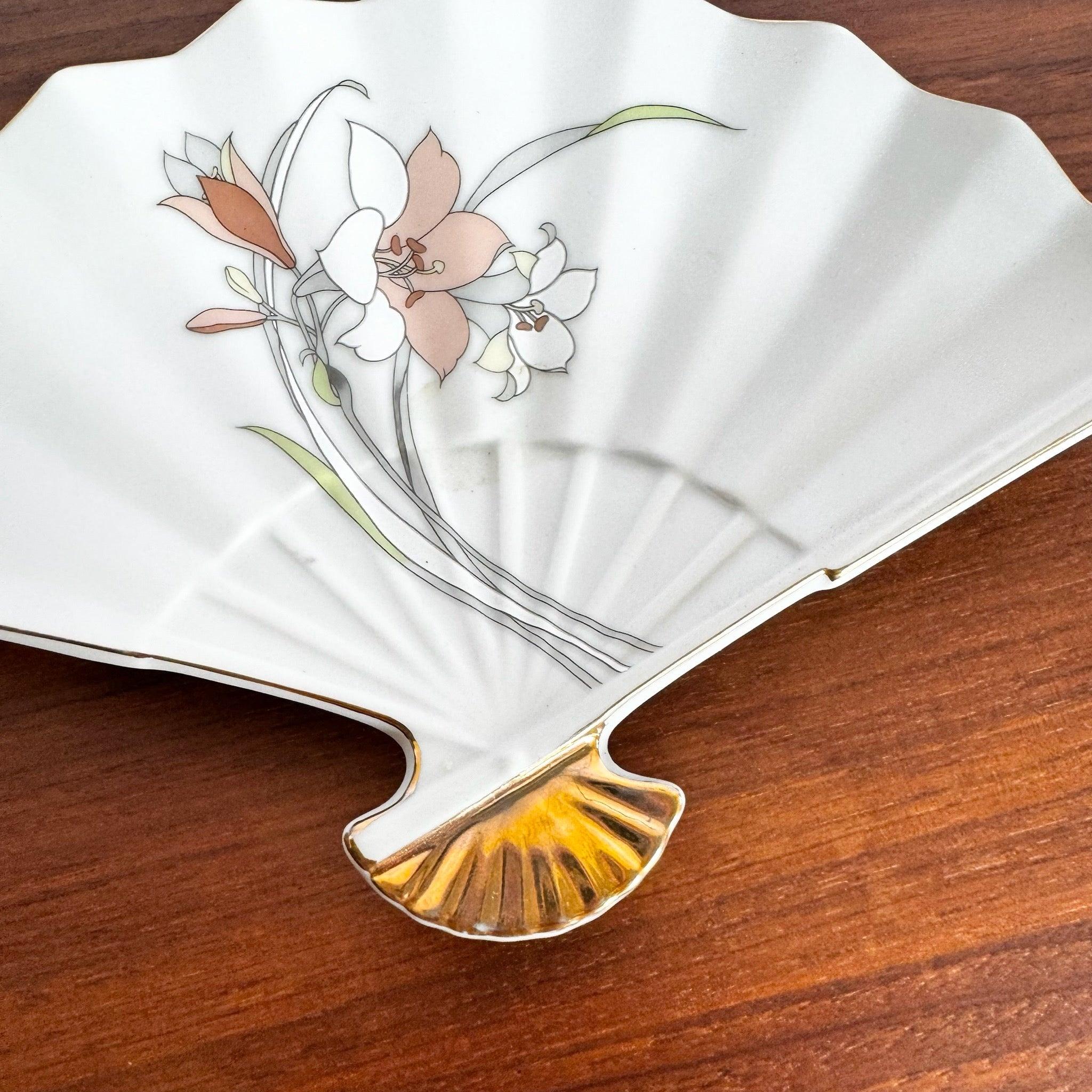 Plat éventail japonais en porcelaine Yamaji Bon état - En vente à Delray Beach, FL