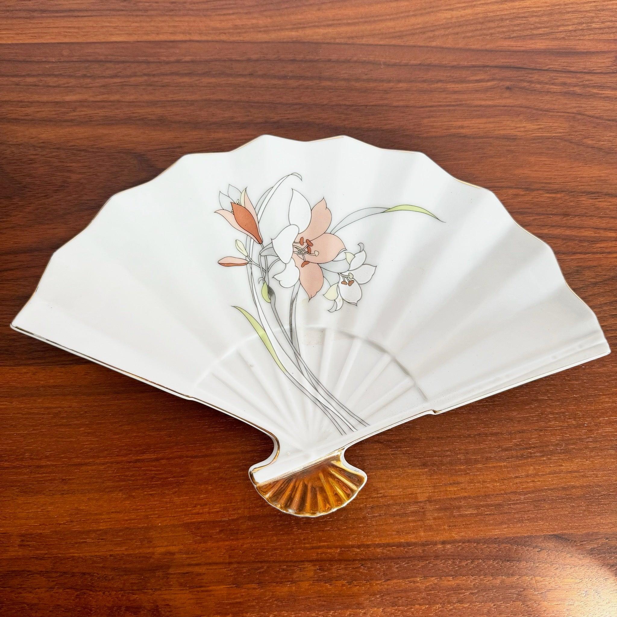 20ième siècle Plat éventail japonais en porcelaine Yamaji en vente