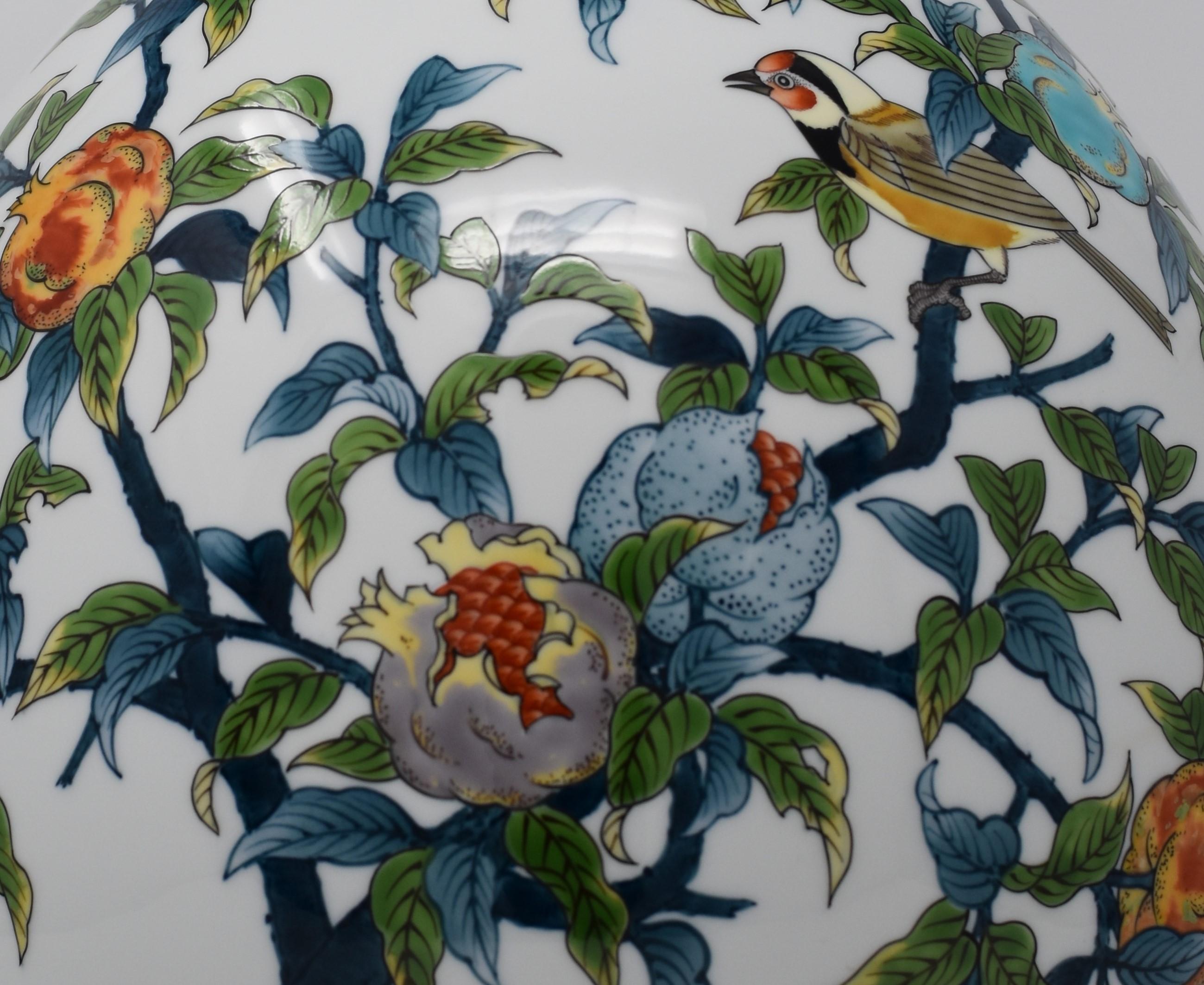 Außergewöhnliche zeitgenössische japanische Porzellanvase in Museumsqualität, atemberaubend handbemalt in Blau, Grün und Orange auf einem anmutig geformten, eiförmigen, rein weißen Porzellankörper, ein signiertes Meisterwerk des preisgekrönten und