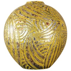 Vase en porcelaine en or jaune de platine réalisé par un maître artiste japonais contemporain