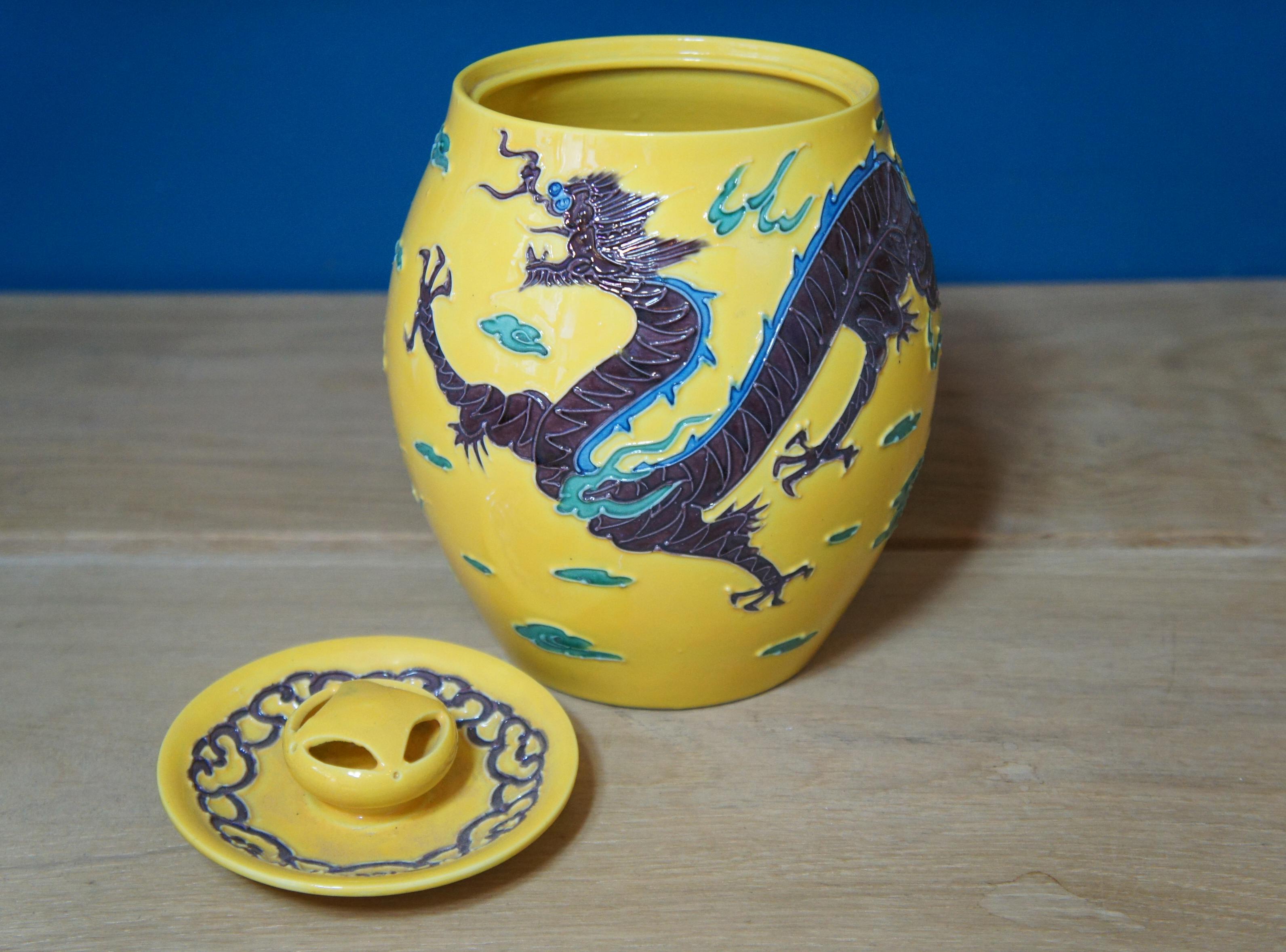 Japanese Yellow Porcelain Dragon Vase With Lid, 1960s In Good Condition For Sale In Paris, FR