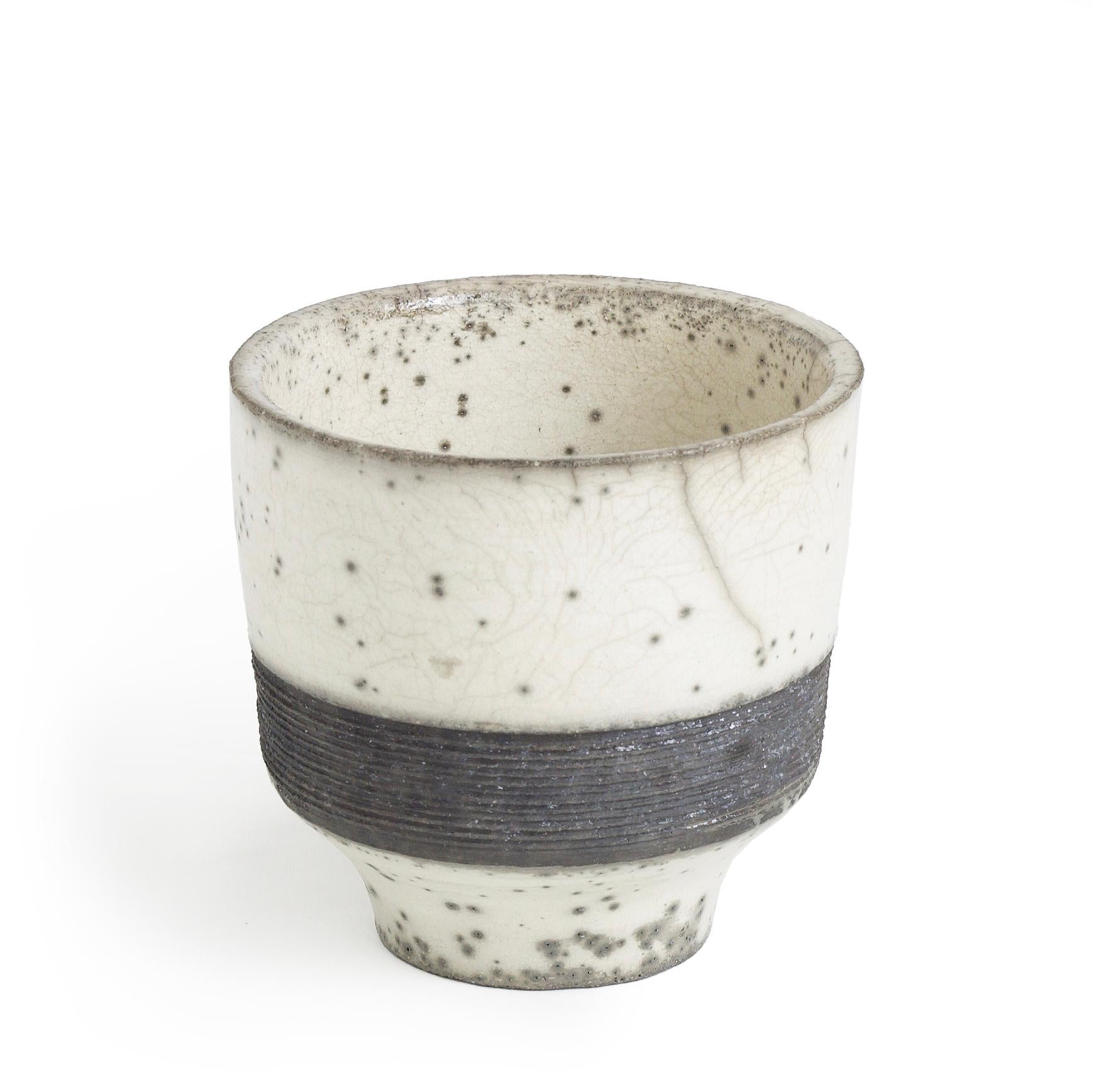 Japanische Yunomi-Teekanne Raku aus Keramik mit schwarzem Band (Italienisch) im Angebot